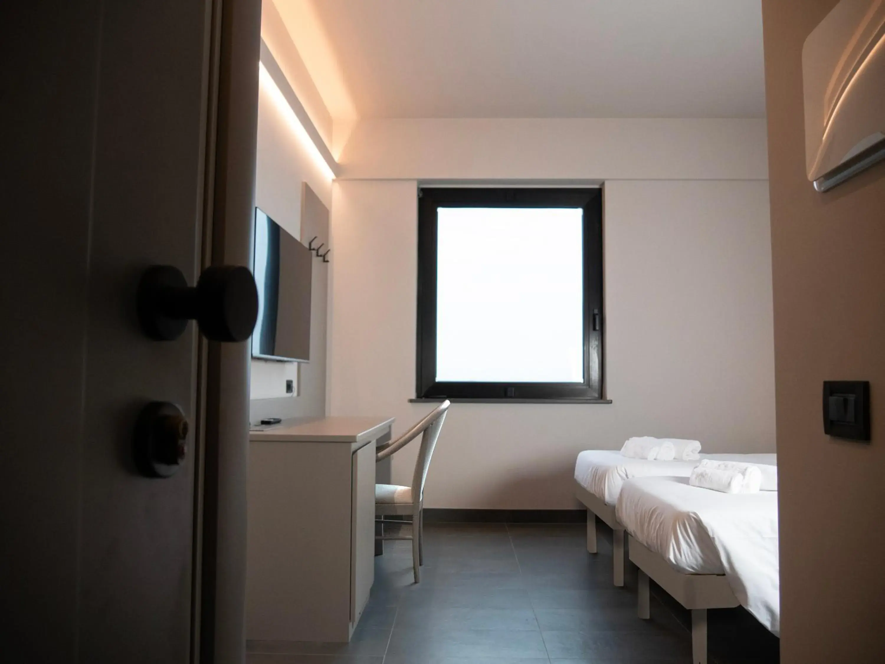 Twin Room with Shower - single occupancy in Aldero Hotel Twin Room with Shower - single occupancy in Aldero Hotel