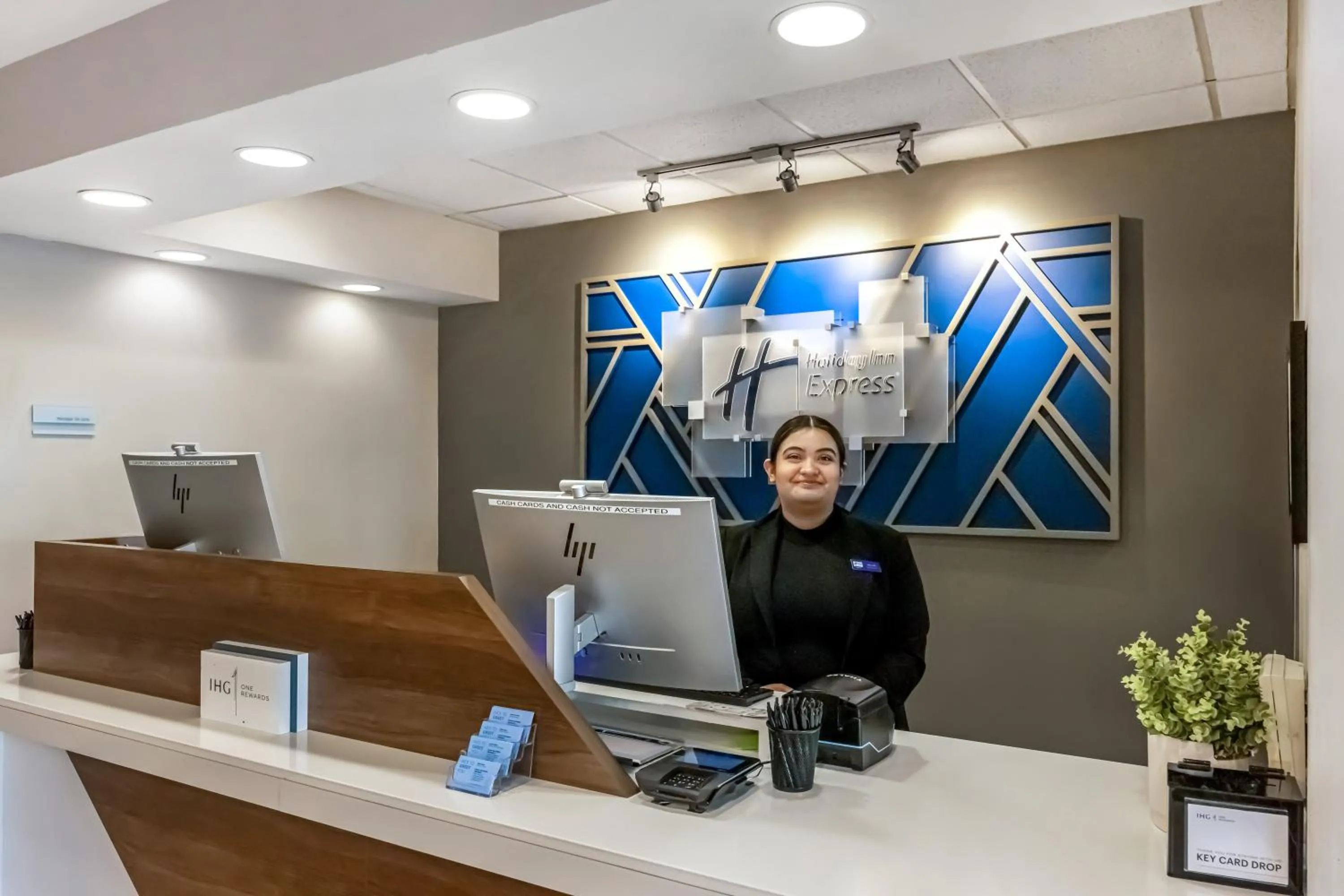 Lobby or reception in Holiday Inn Express Crestwood by IHG