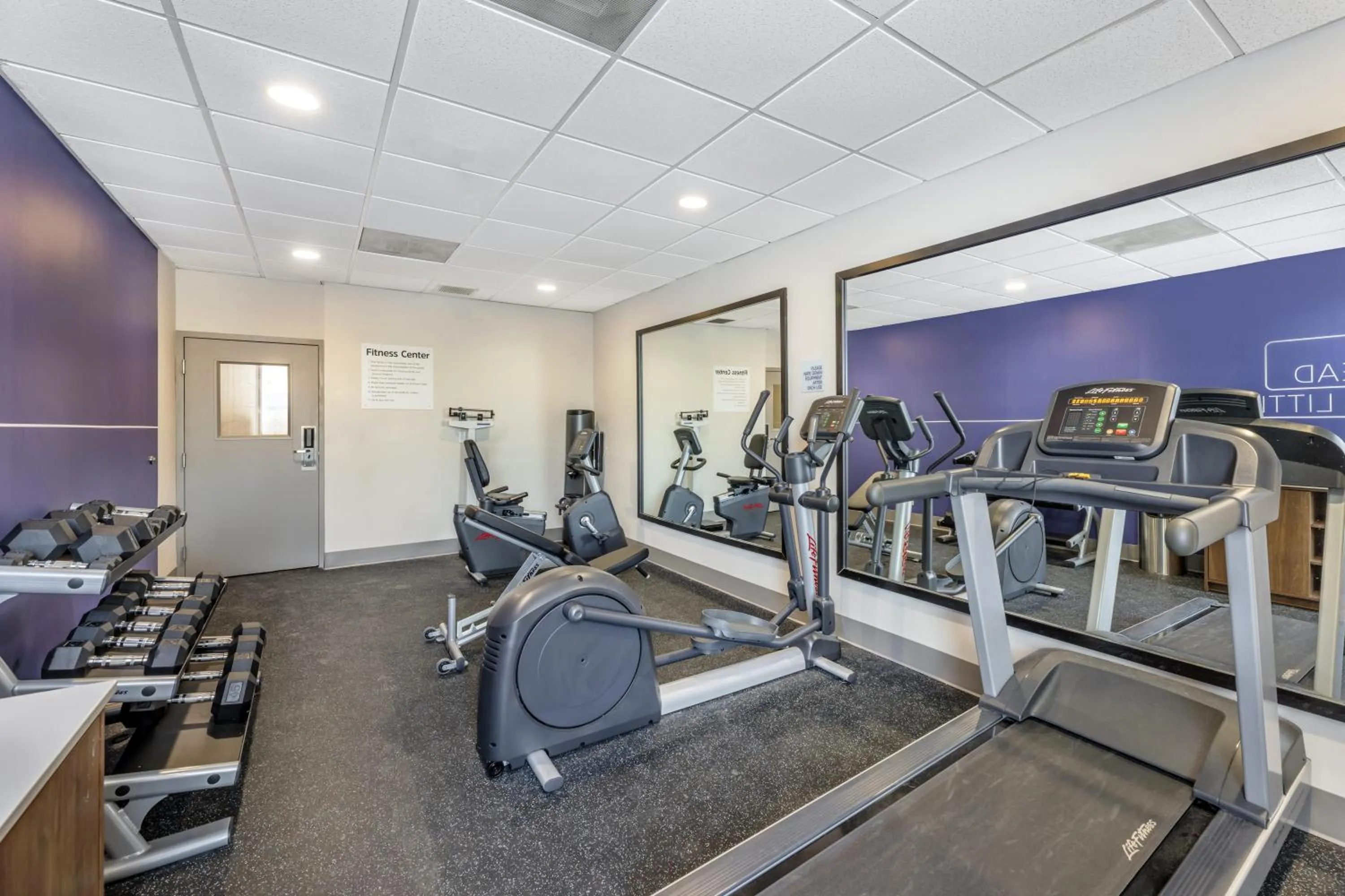 Fitness centre/facilities in Holiday Inn Express Crestwood by IHG