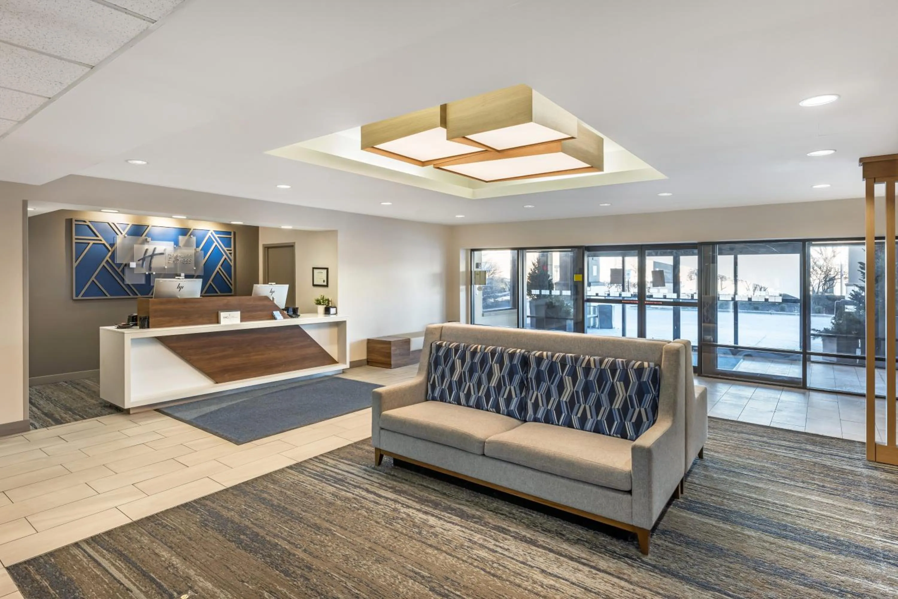 Lobby or reception in Holiday Inn Express Crestwood by IHG