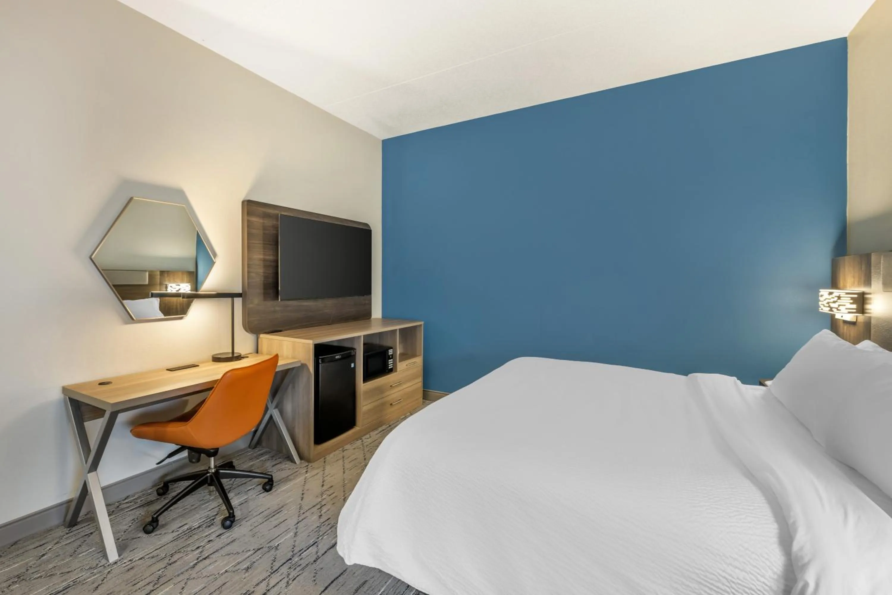 Photo of the whole room, Bed in Holiday Inn Express Crestwood by IHG