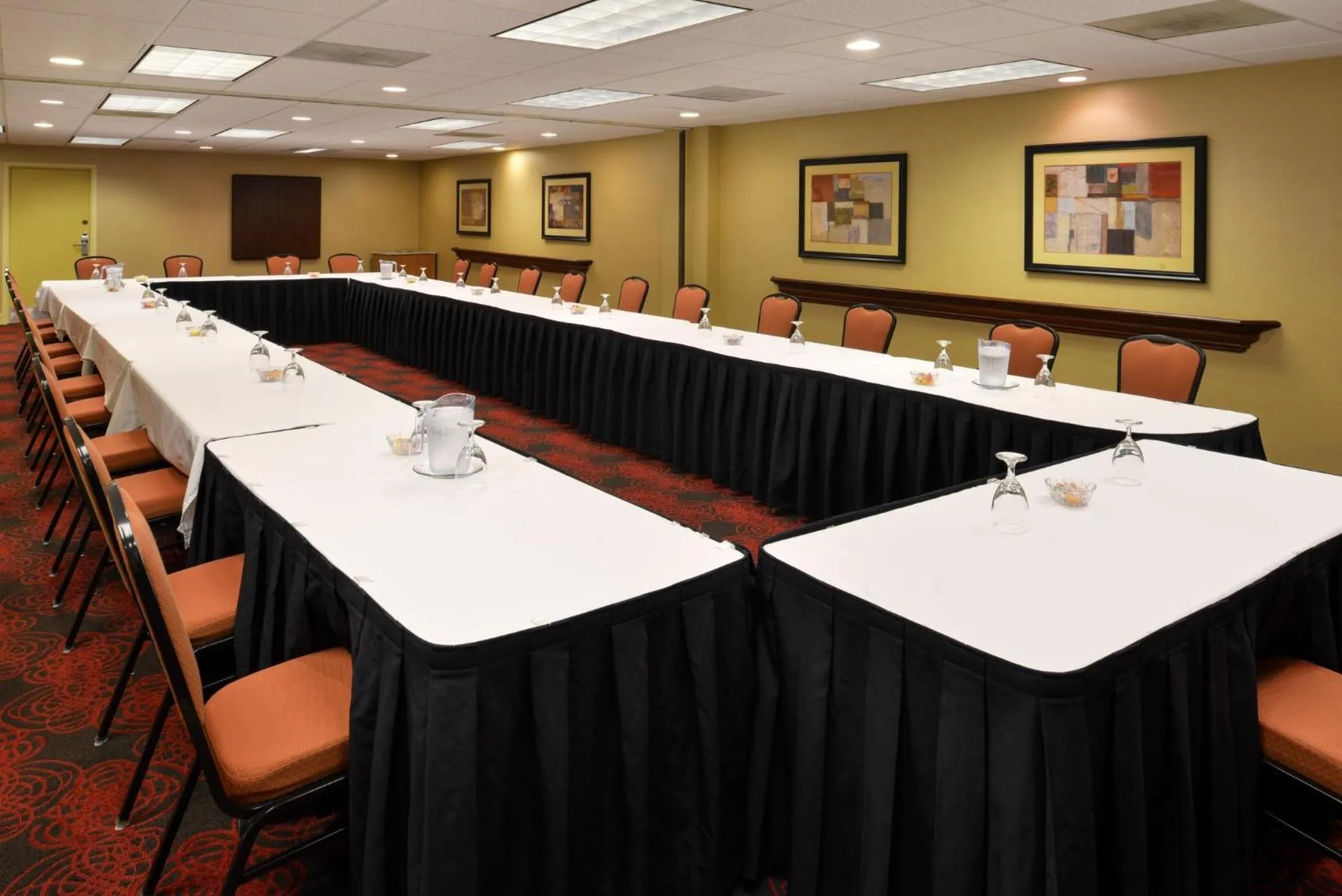 Meeting/conference room in Holiday Inn Express Crestwood by IHG
