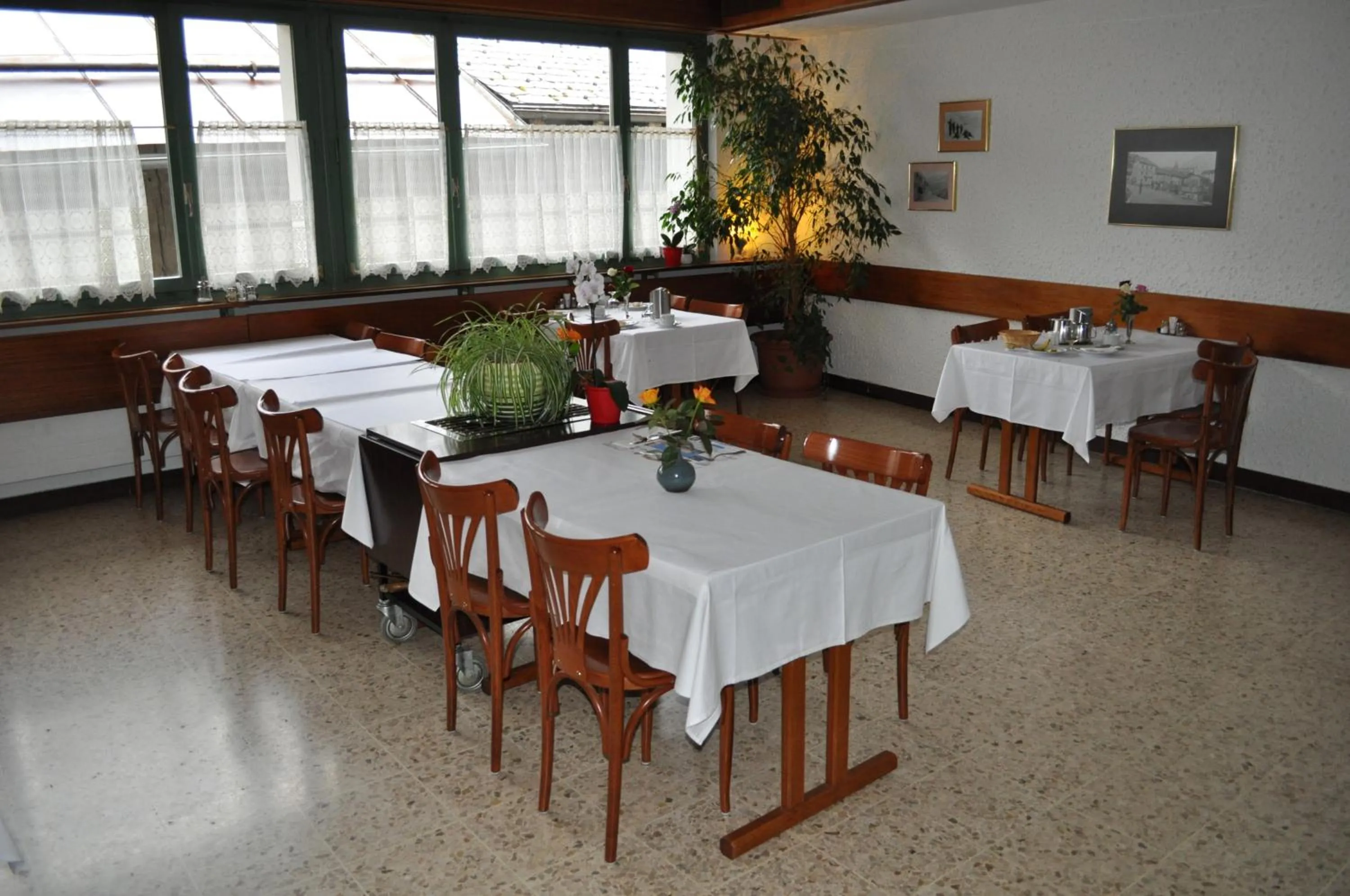Restaurant/places to eat in Hotel de l'Union