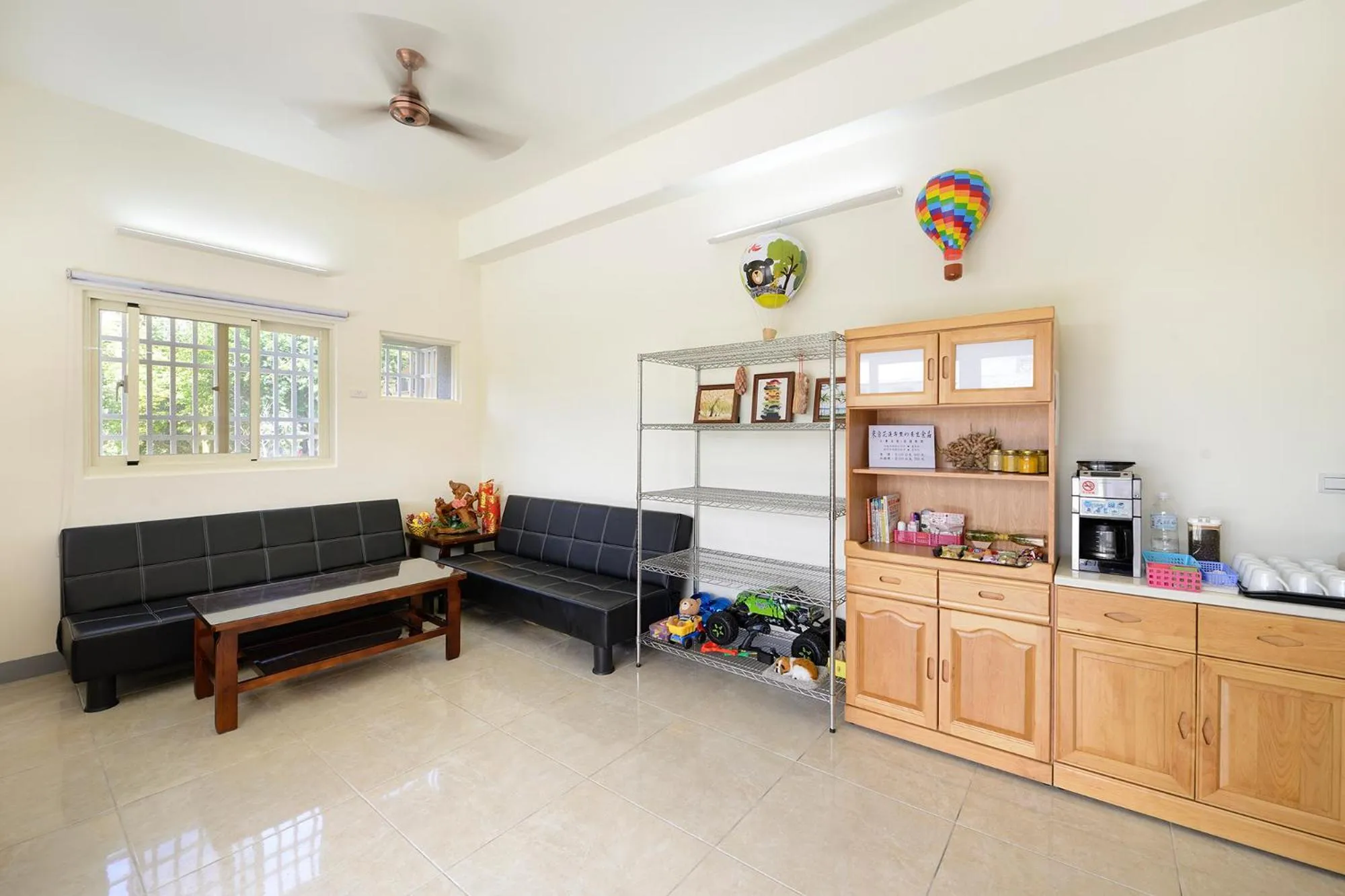 Communal lounge/ TV room in 美村民宿