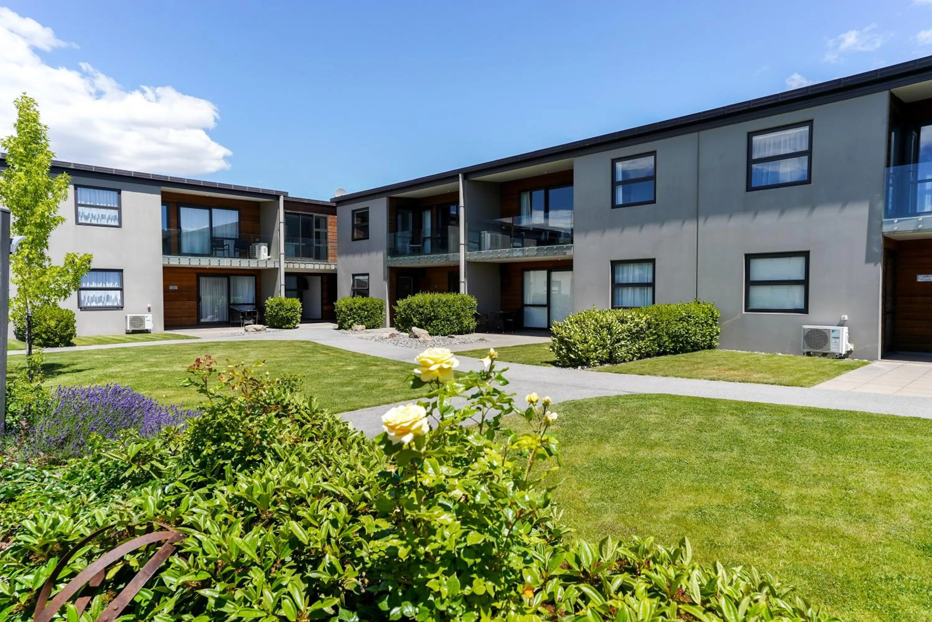 Inner courtyard view in Central Park Apartments