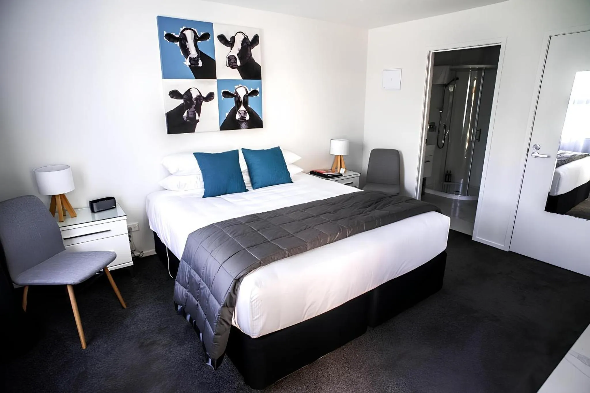 Bathroom, Bed in Central Park Apartments