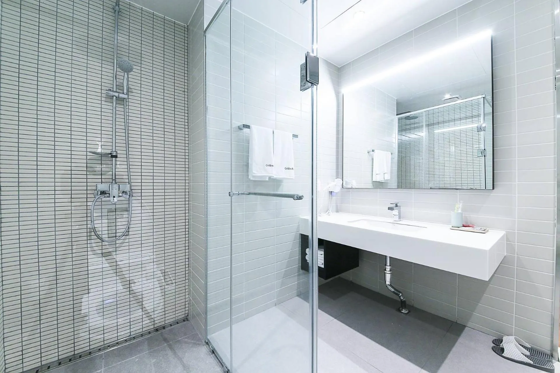 Shower in Golden River Hotel