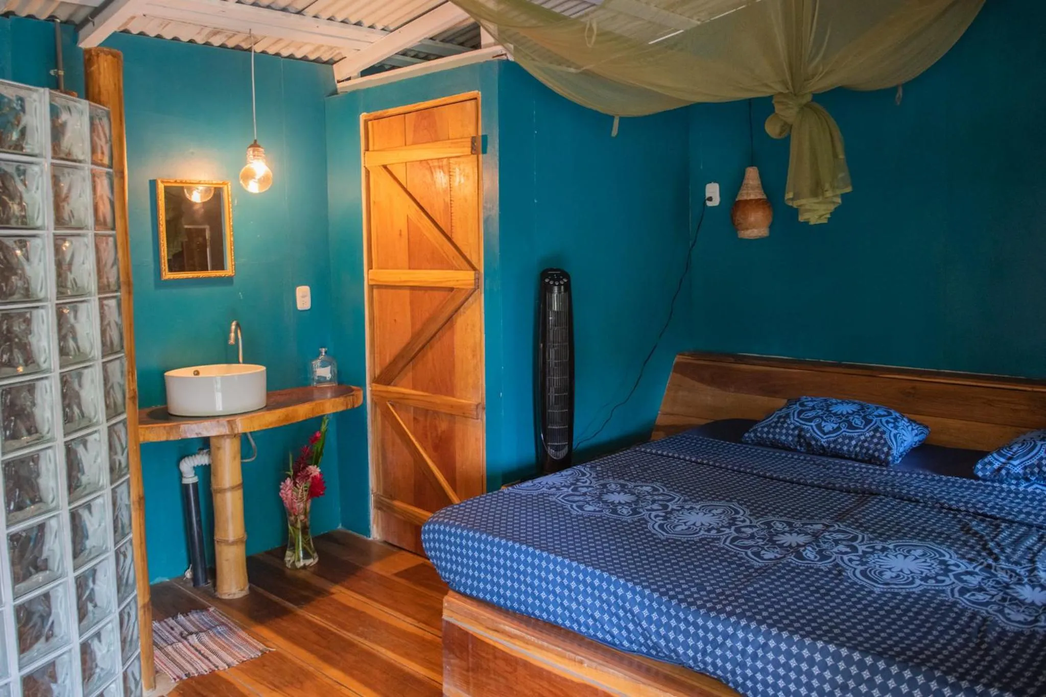 Photo of the whole room, Bed in Roots Family