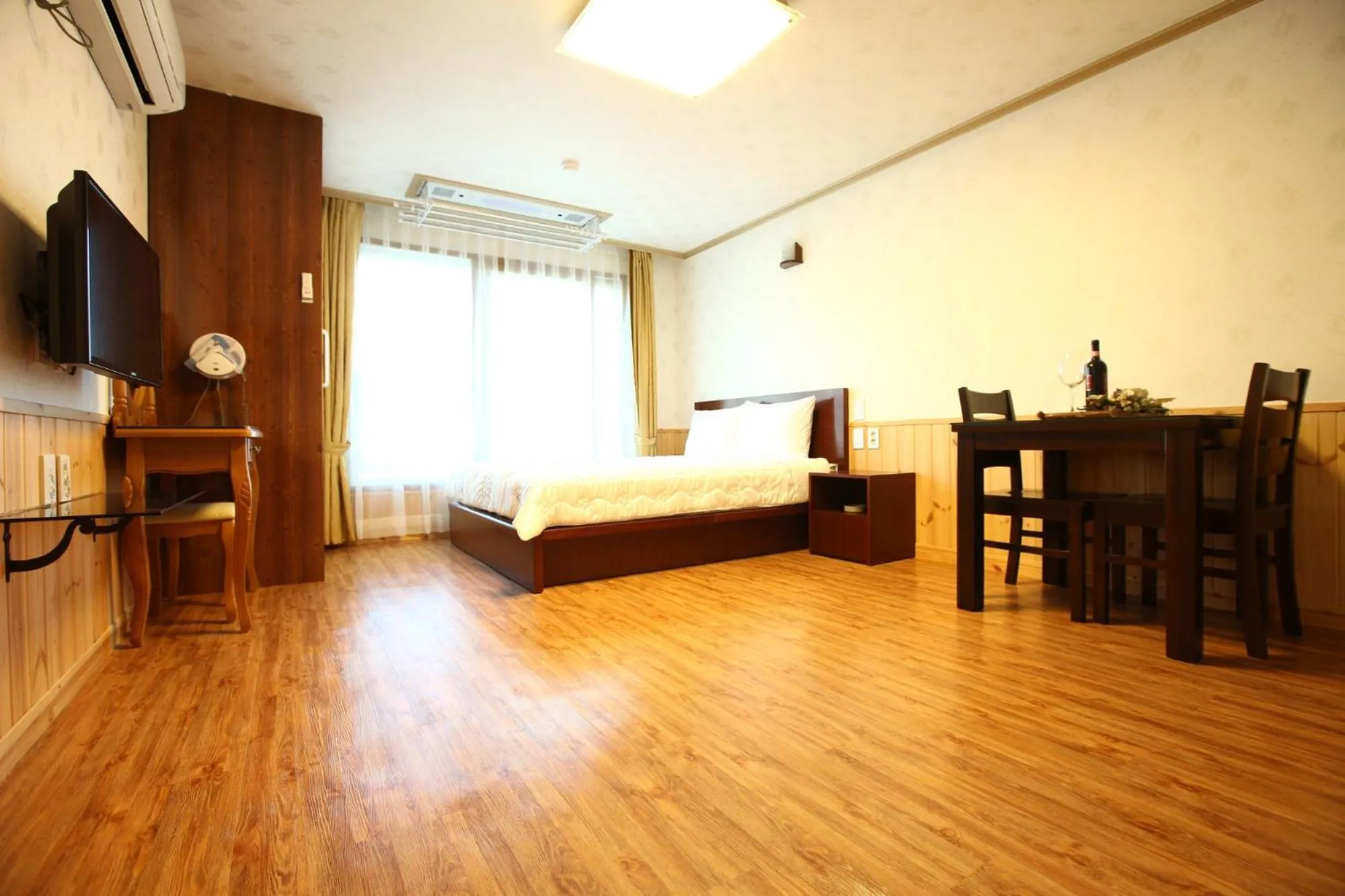 Photo of the whole room in Jungmun Haesung Parktel