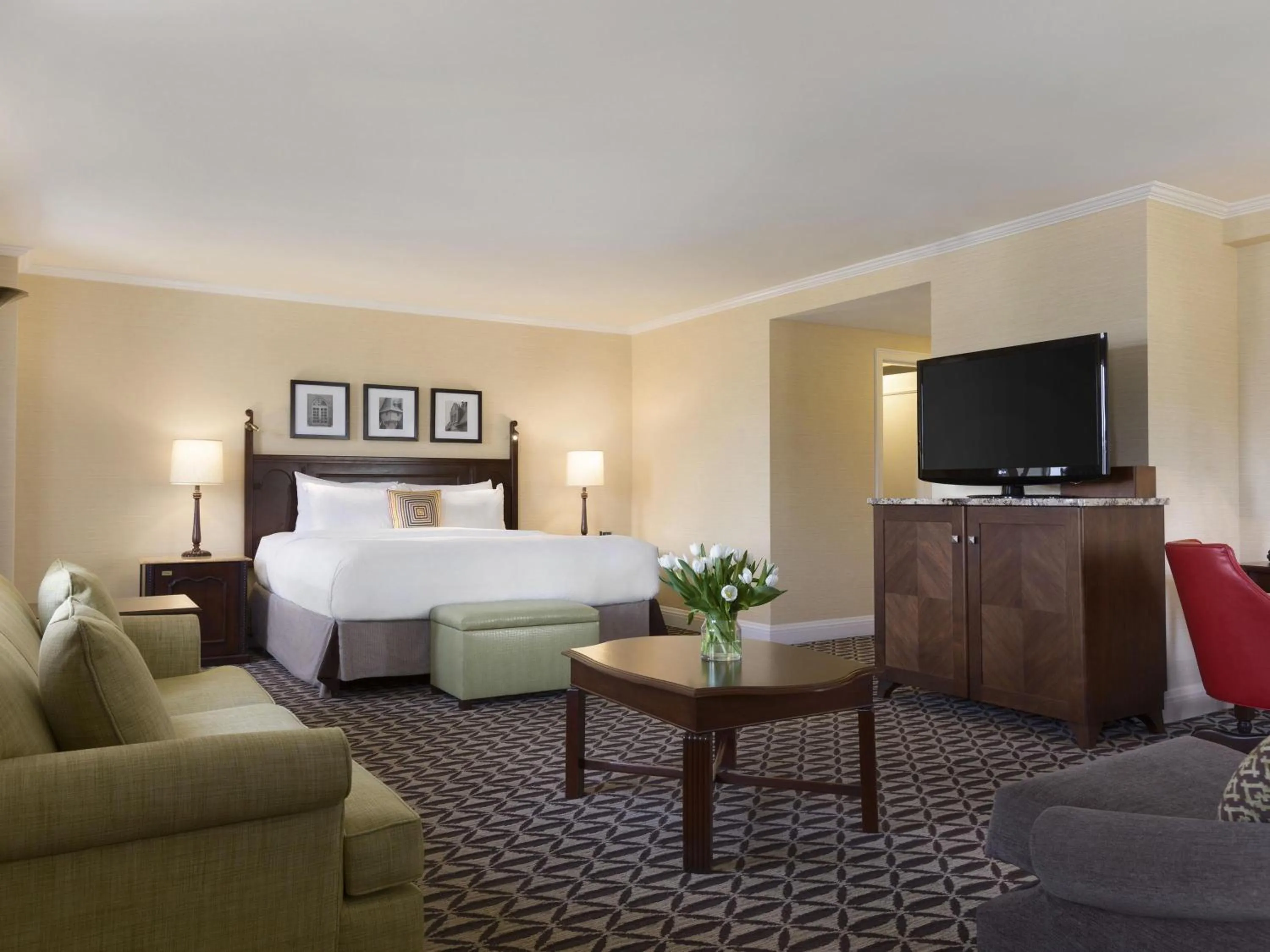 Bedroom, Bed in Fairmont Le Manoir Richelieu