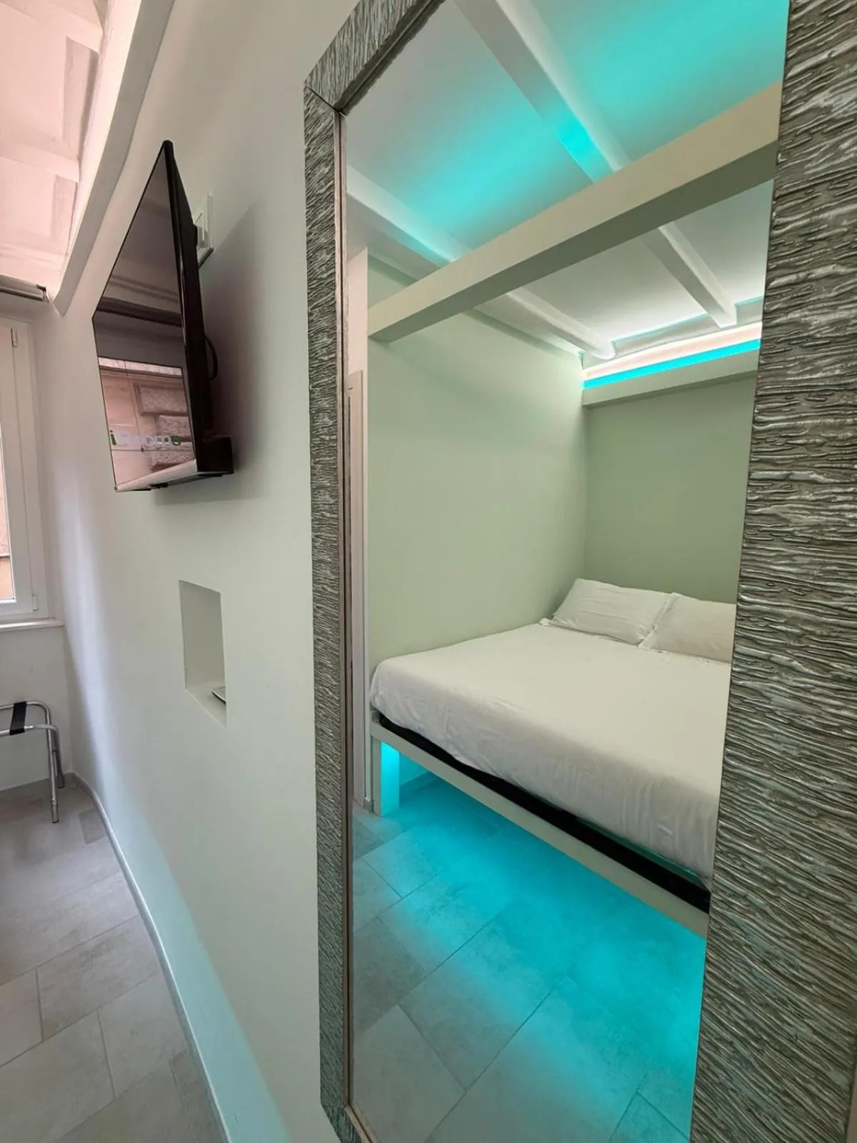 Photo of the whole room, Bed in iRooms - Spanish Steps