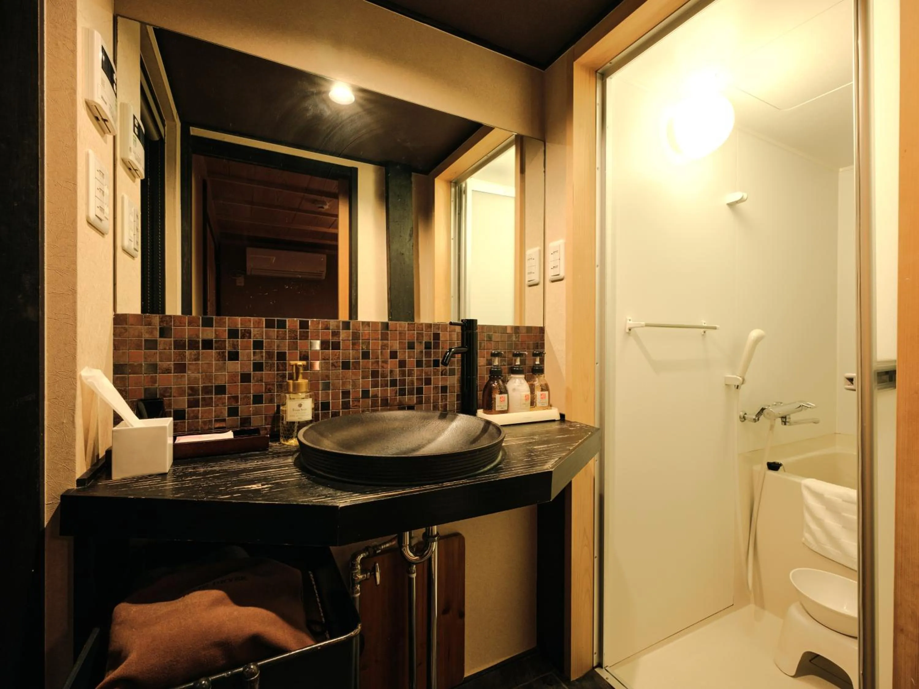 Shower in Tsumugi Matsubara Sakaimachi