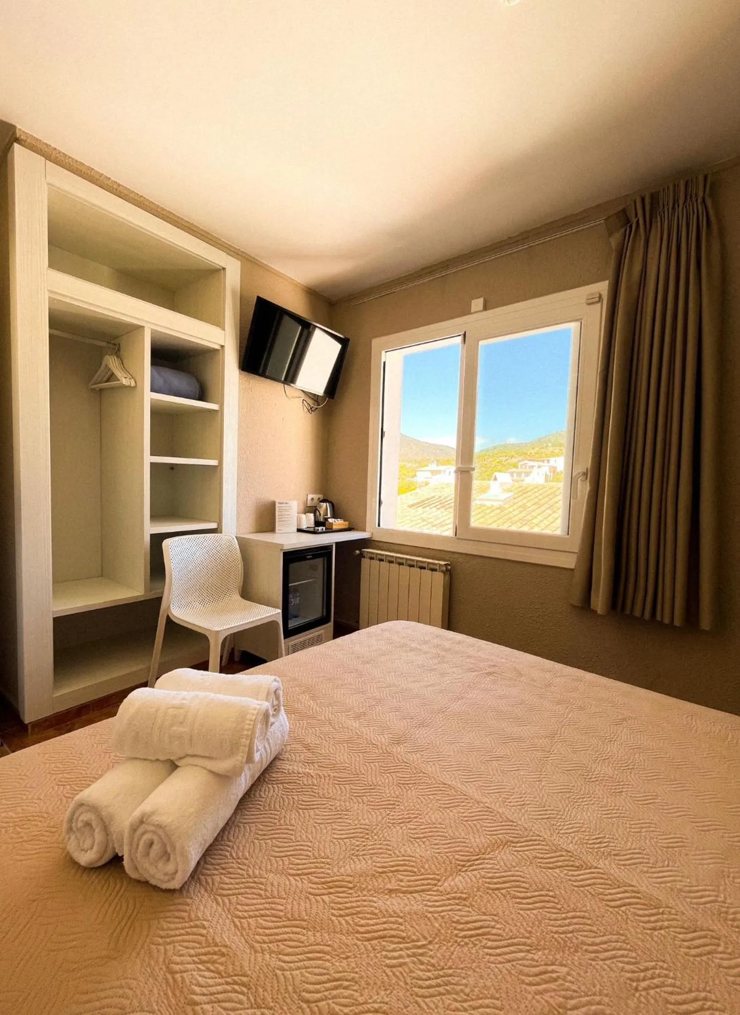 Photo of the whole room, Bed in La Fonda