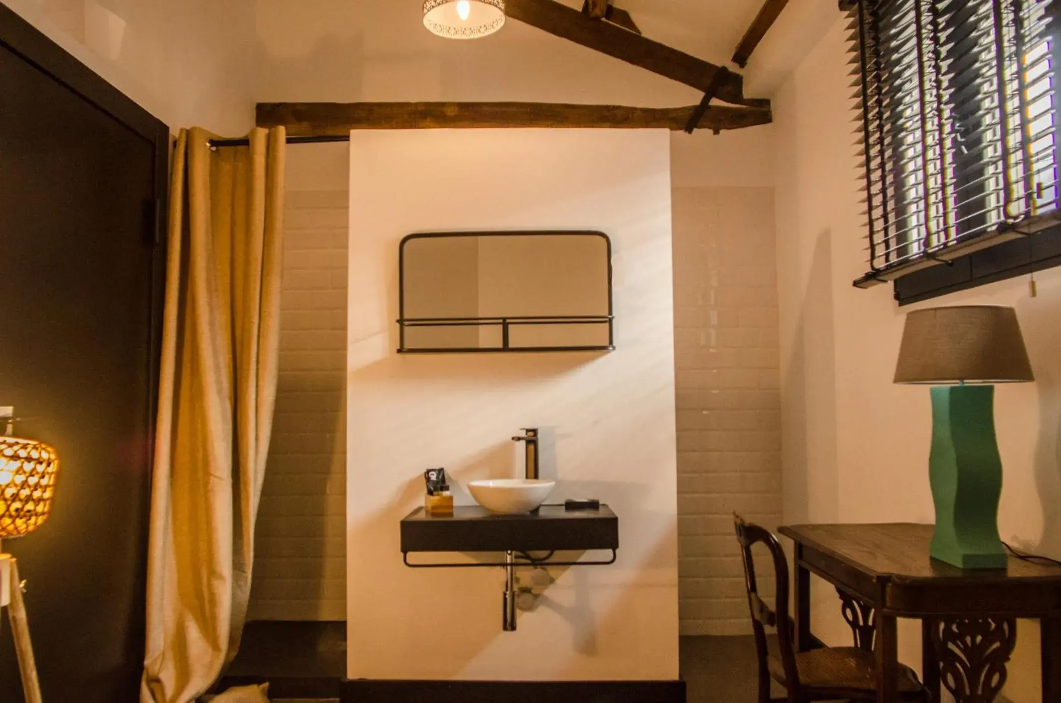 Twin Room with Private Bathroom in LaNave Twin Room with Private Bathroom in LaNave