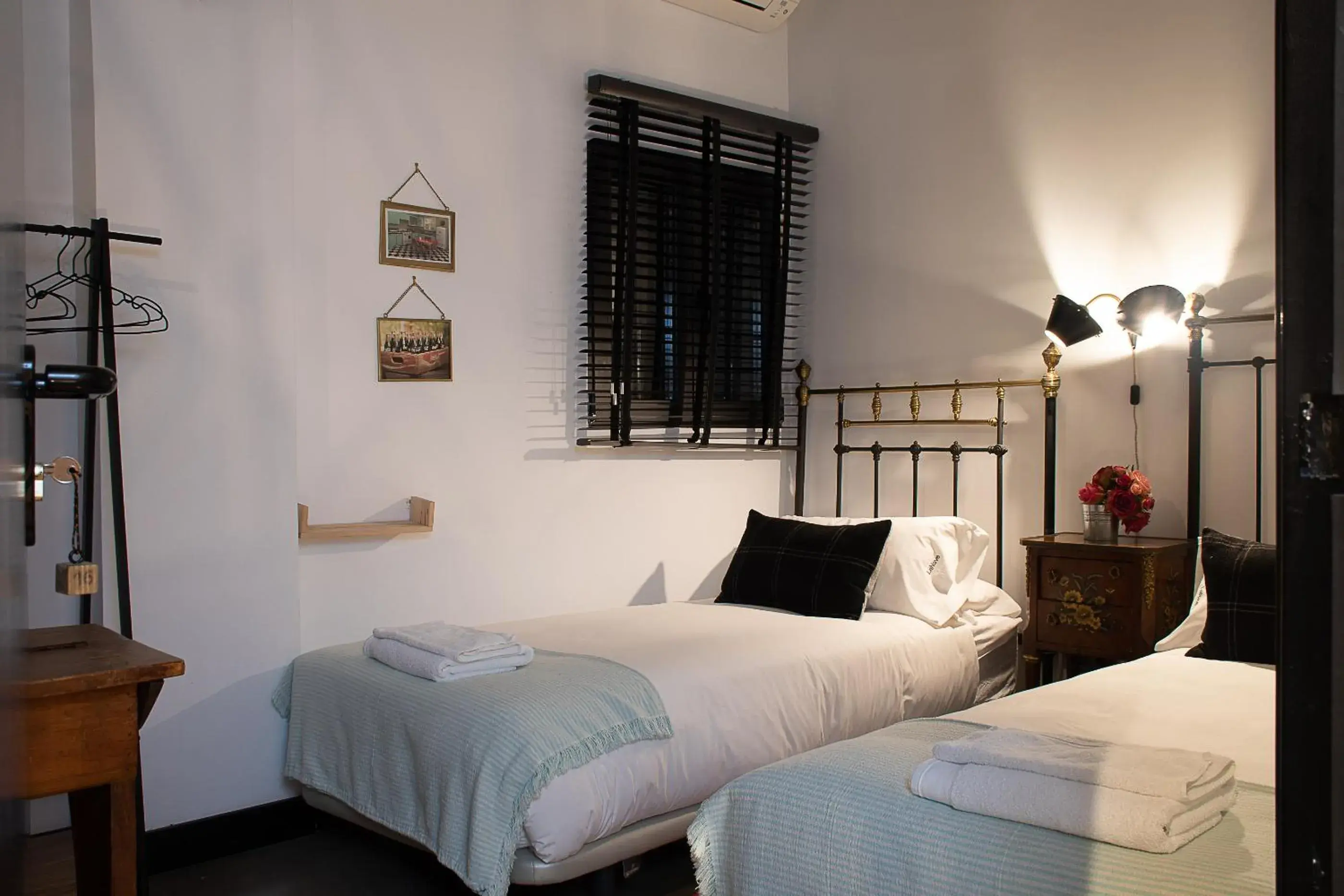 Twin Room with Private Bathroom in LaNave Twin Room with Private Bathroom in LaNave