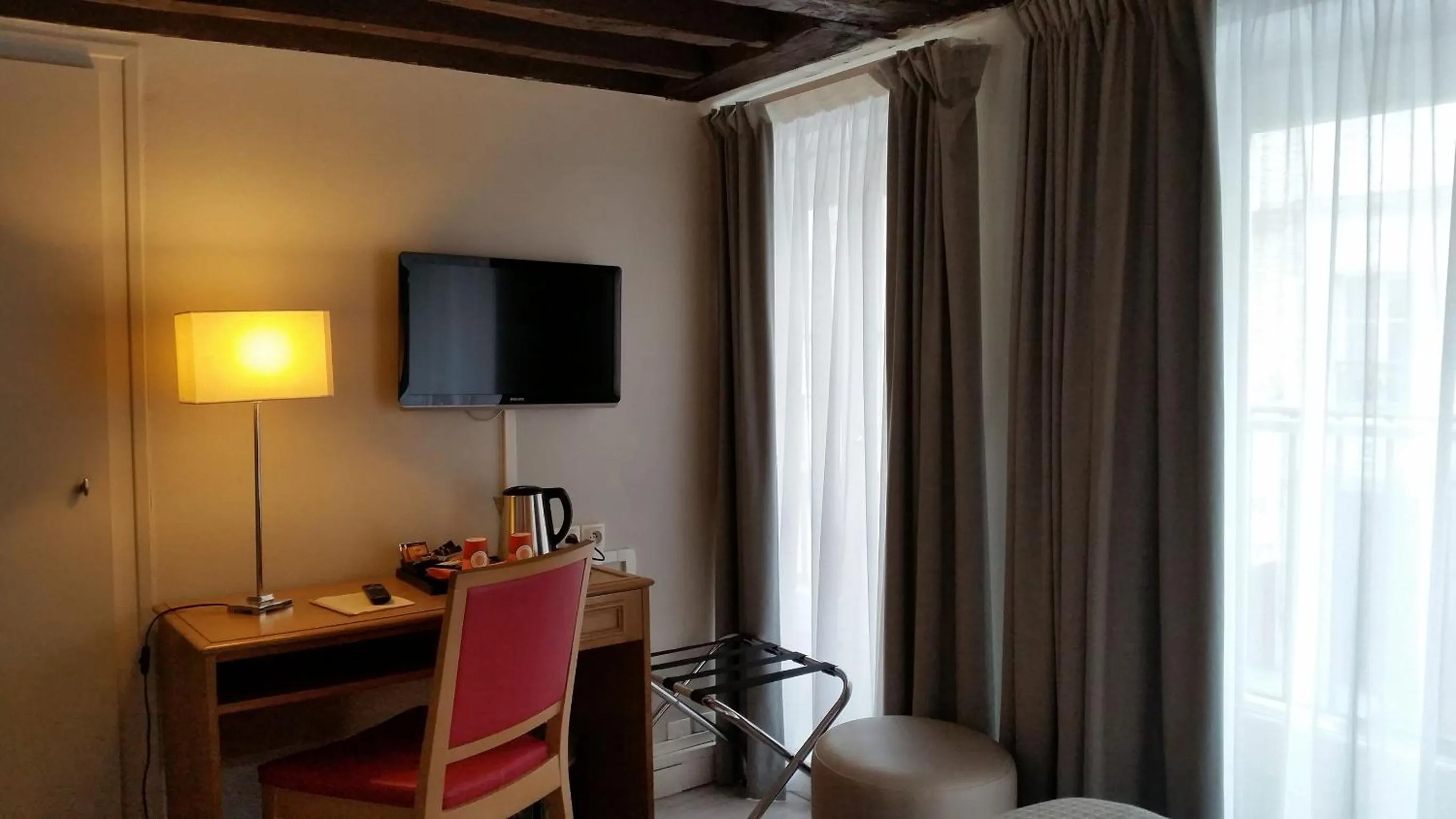 TV and multimedia in Hôtel Le Compostelle