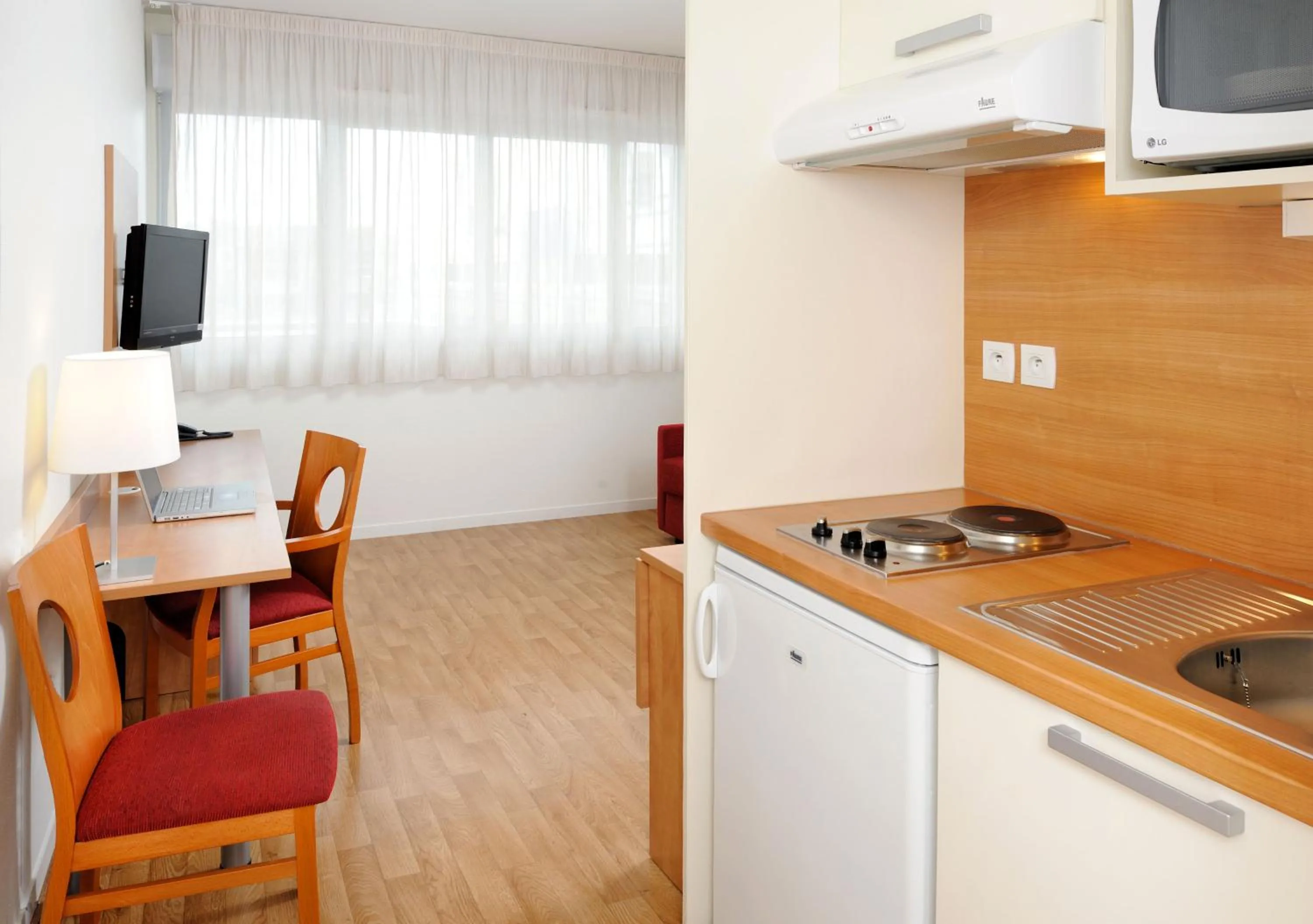 Kitchen or kitchenette in Séjours & Affaires Rennes Longs Champs