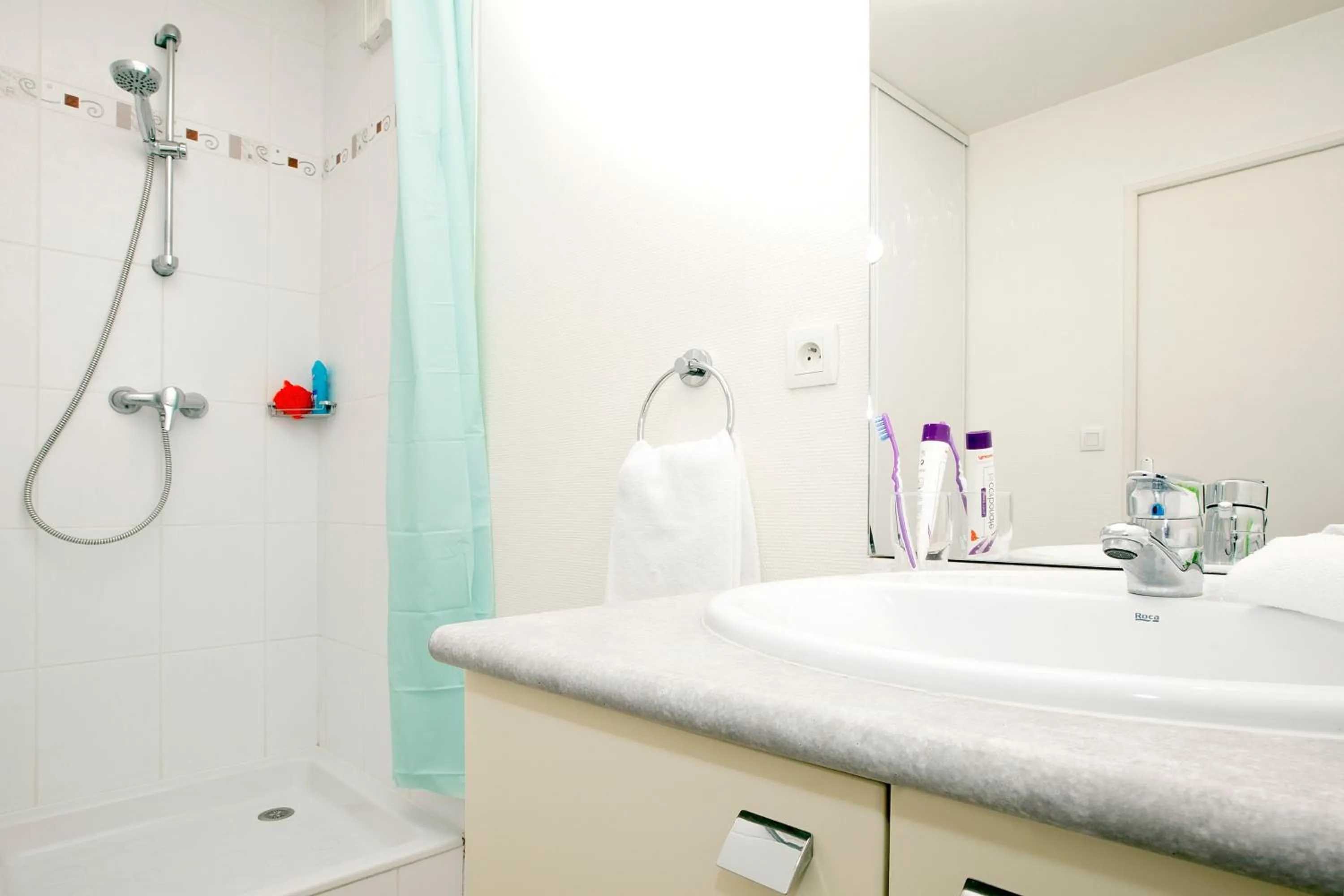 Bathroom in Séjours & Affaires Rennes Longs Champs