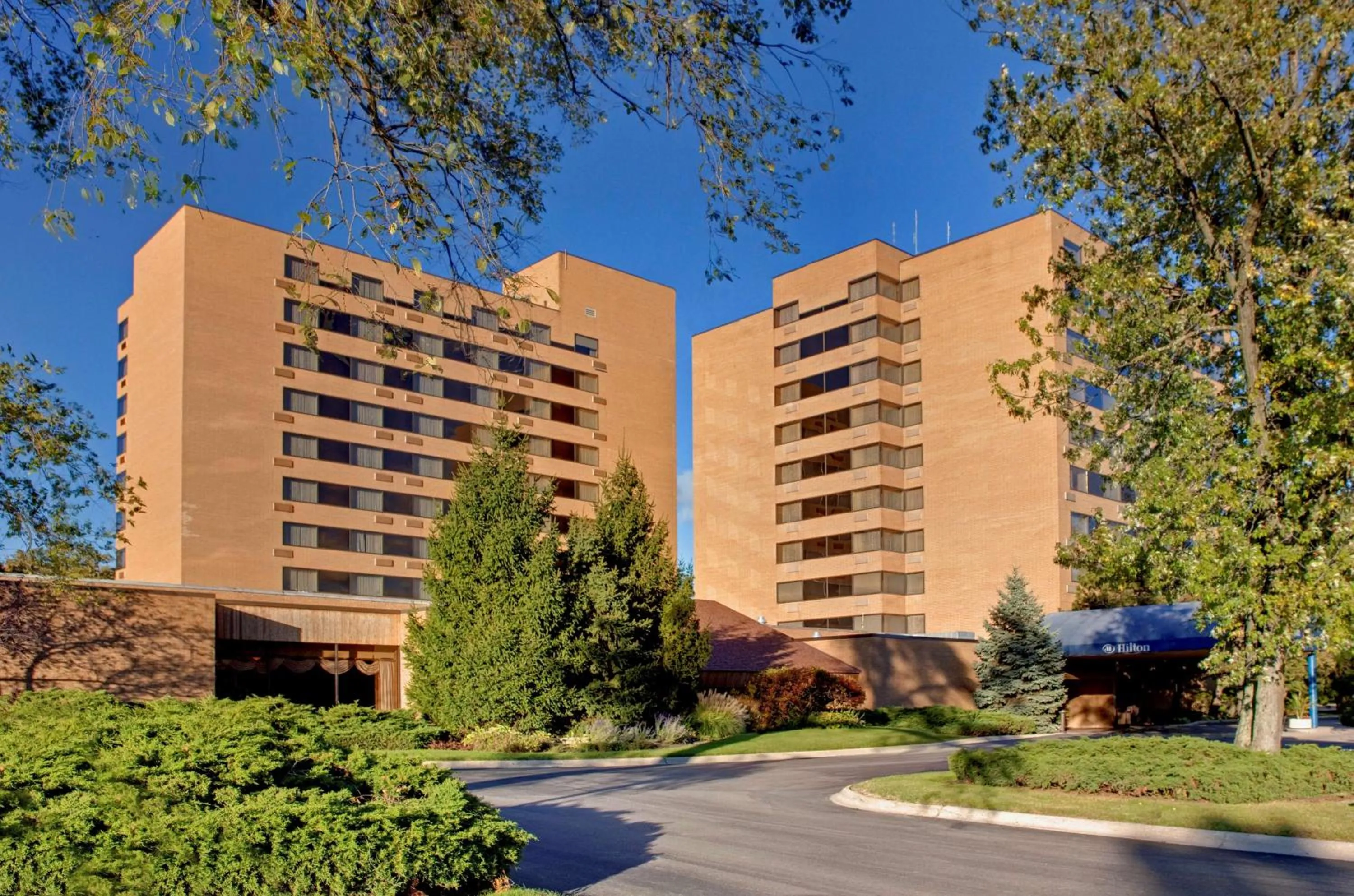 Property building in Hilton Chicago/Northbrook