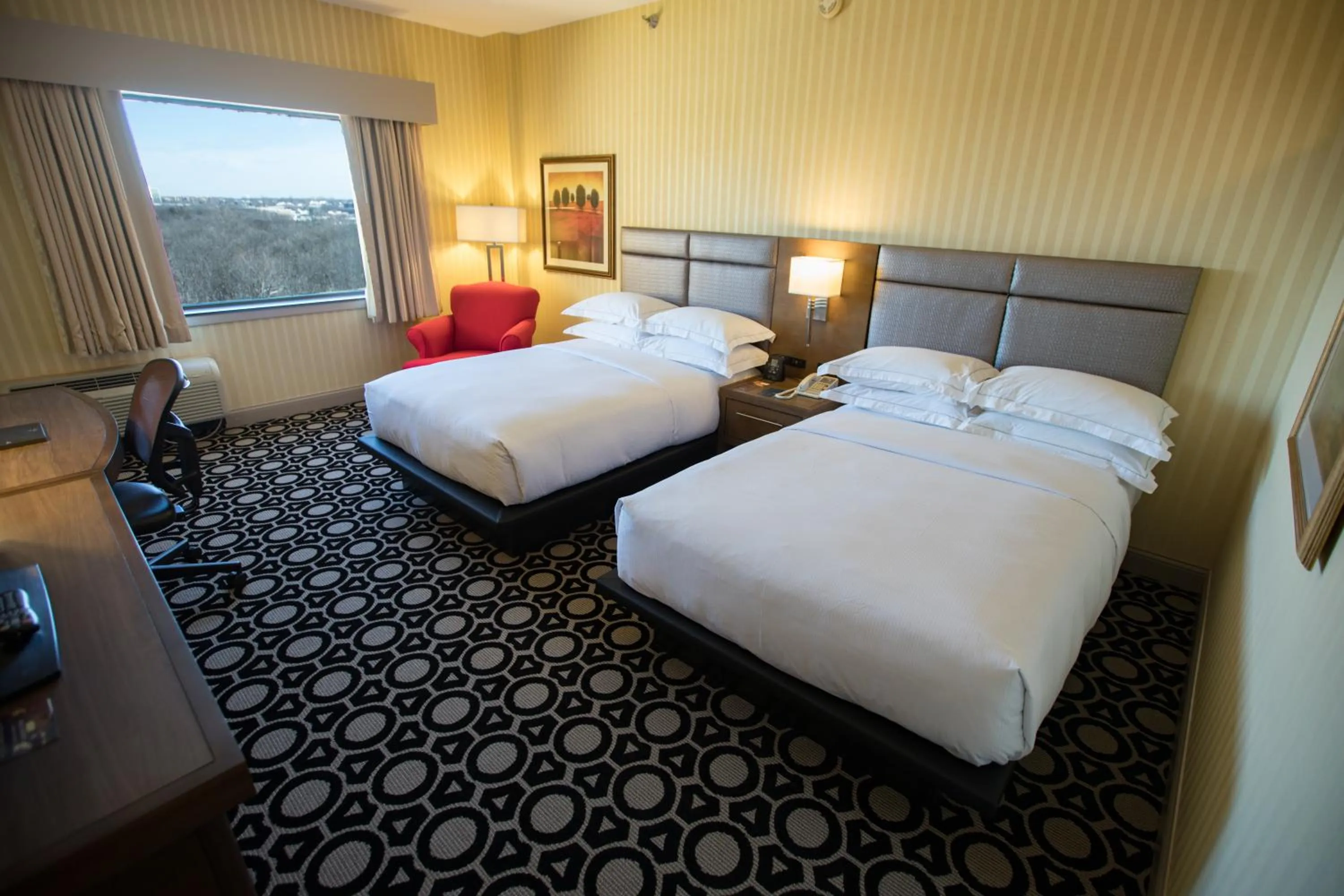 Bedroom, Bed in Hilton Chicago/Northbrook