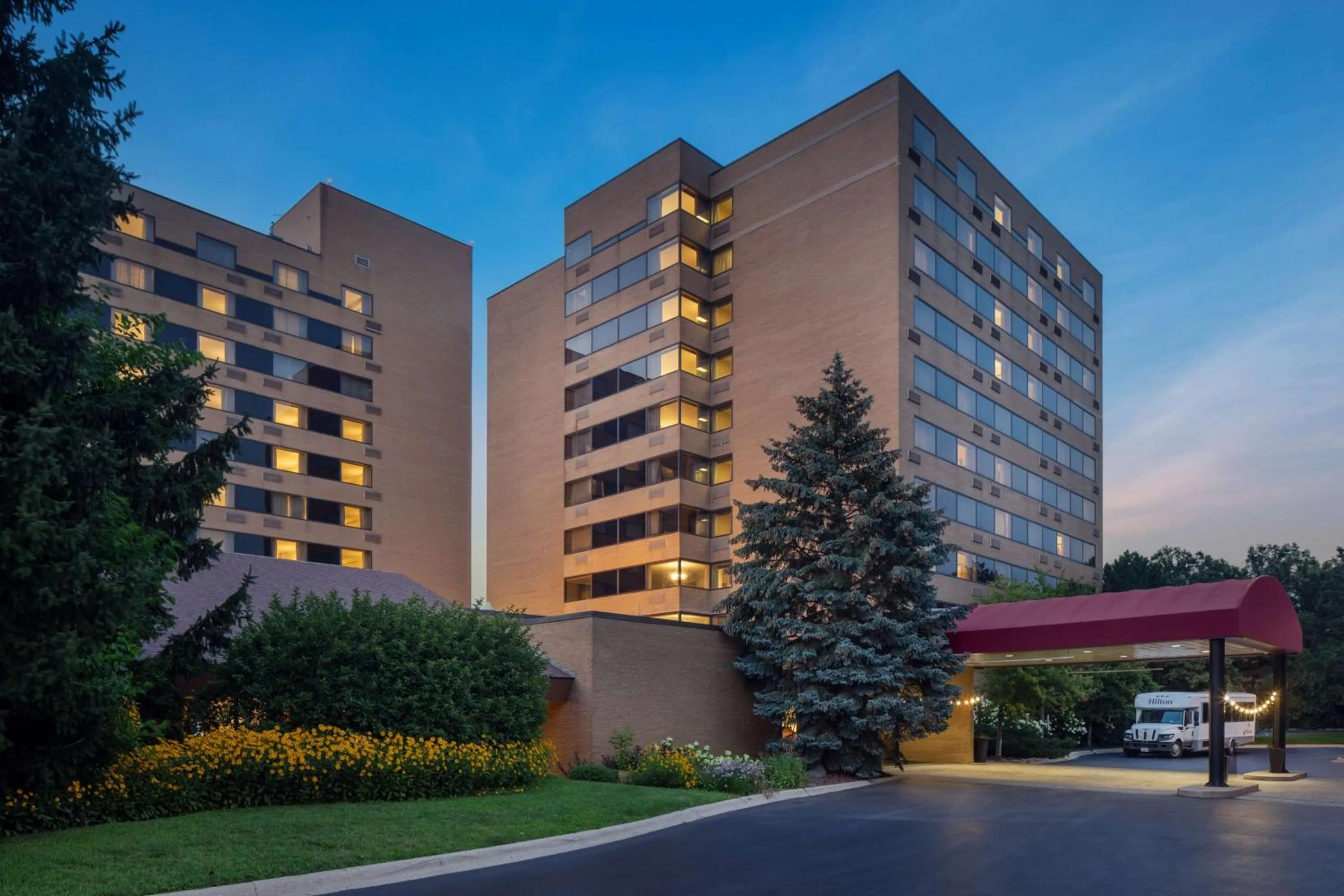 Property building in Hilton Chicago/Northbrook