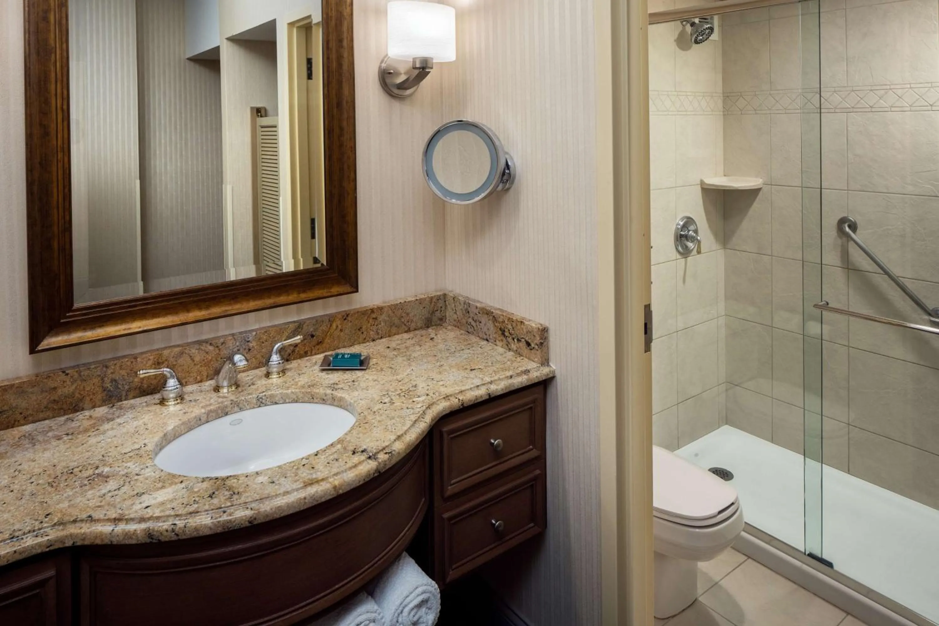 Photo of the whole room in Hilton Chicago/Northbrook