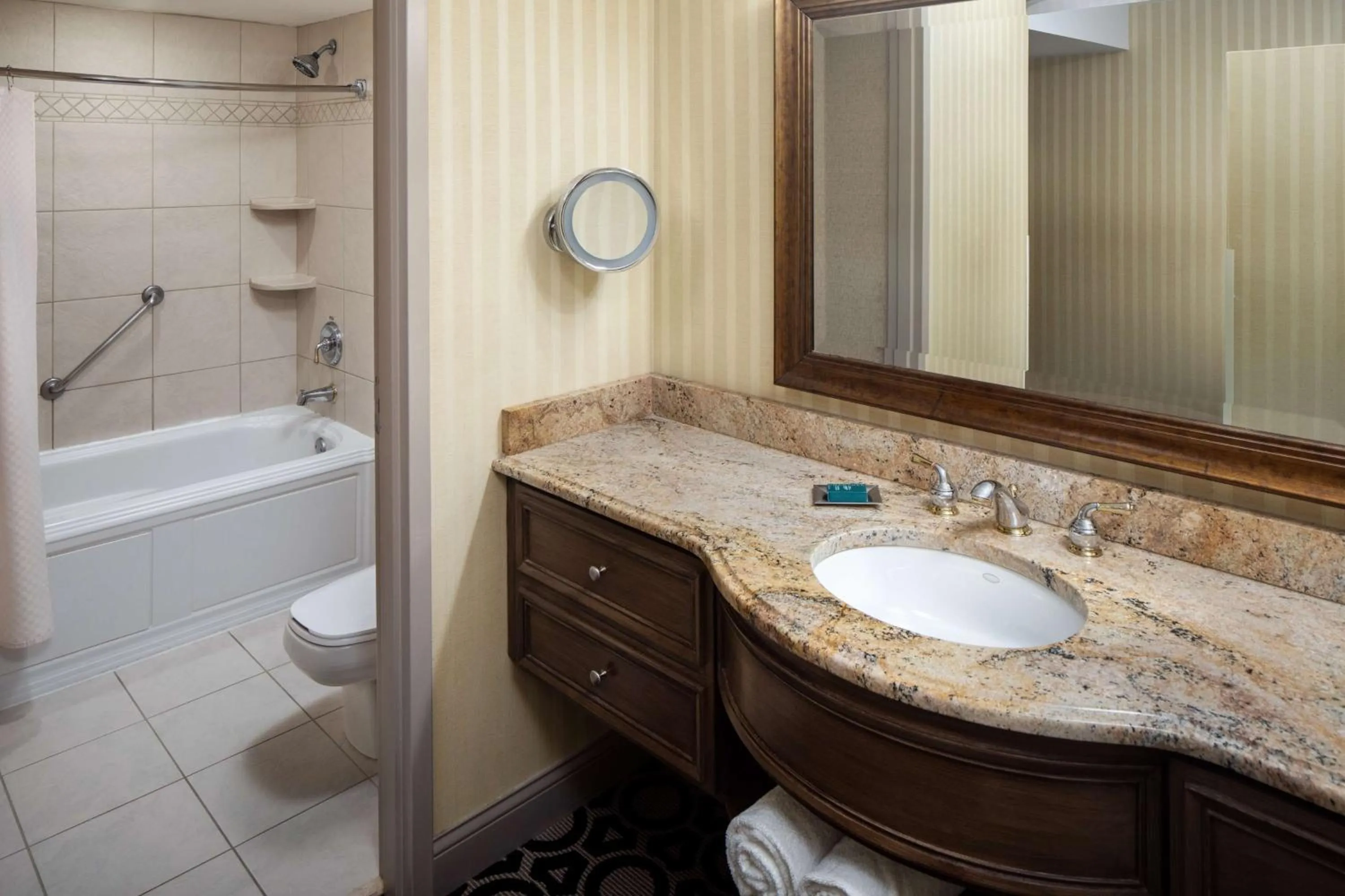 Photo of the whole room in Hilton Chicago/Northbrook