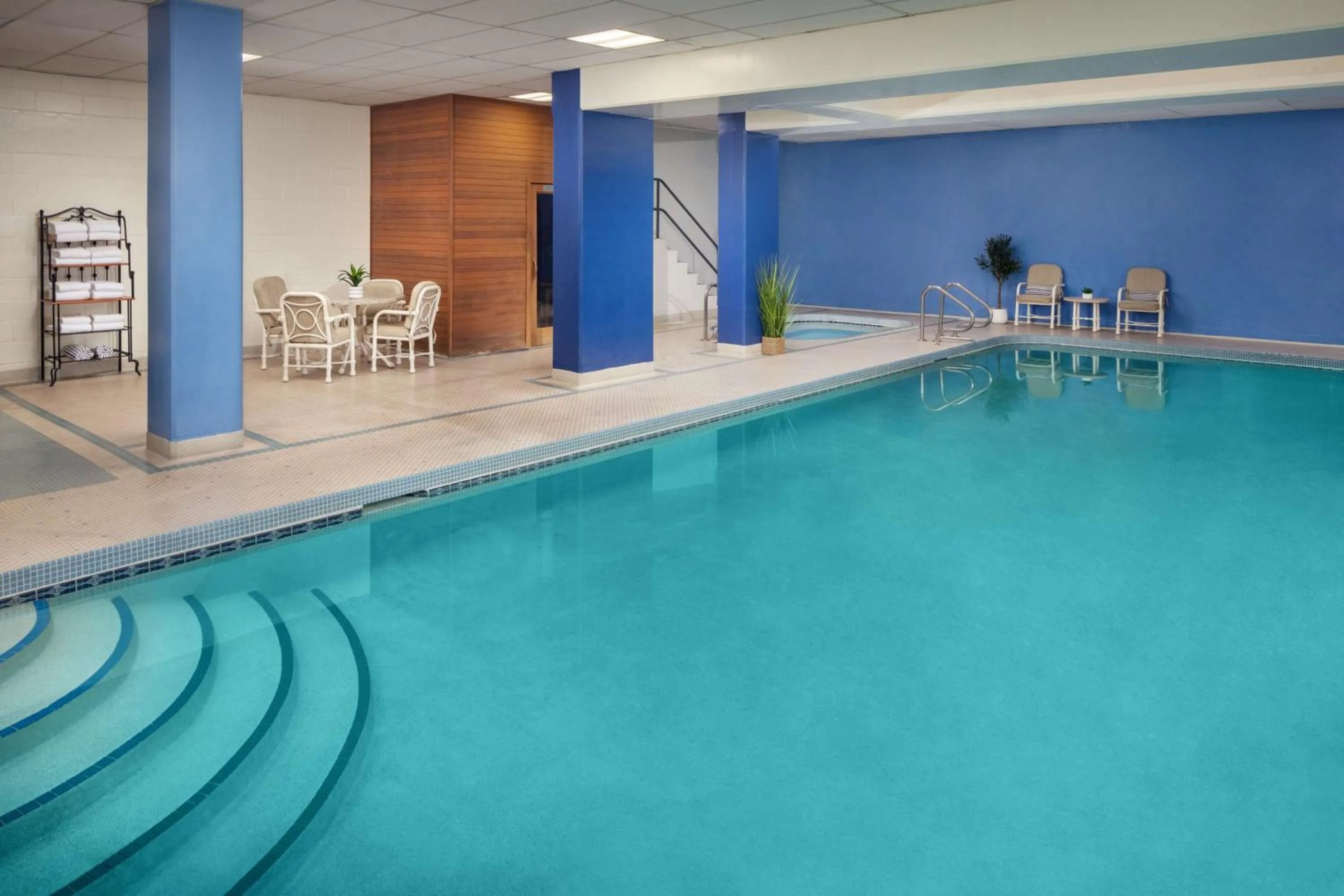 Pool view in Hilton Chicago/Northbrook