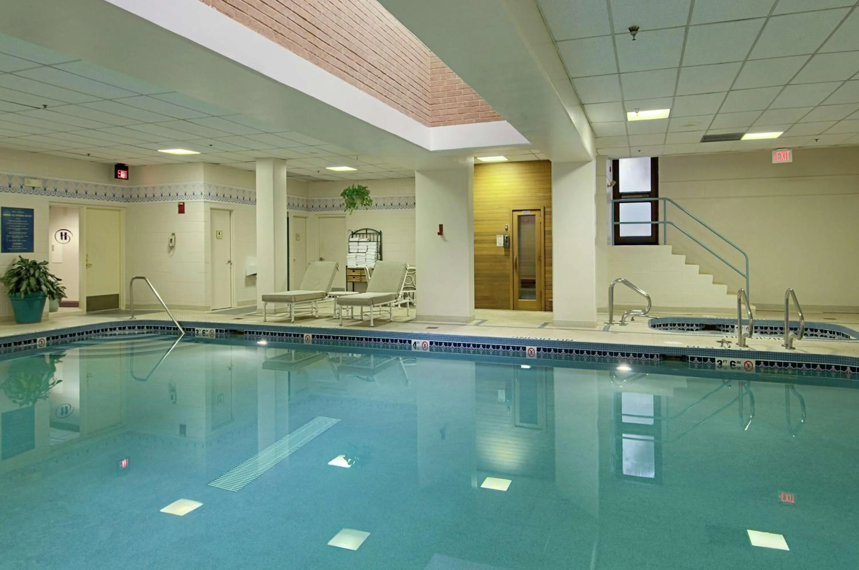 Hot Tub in Hilton Chicago/Northbrook