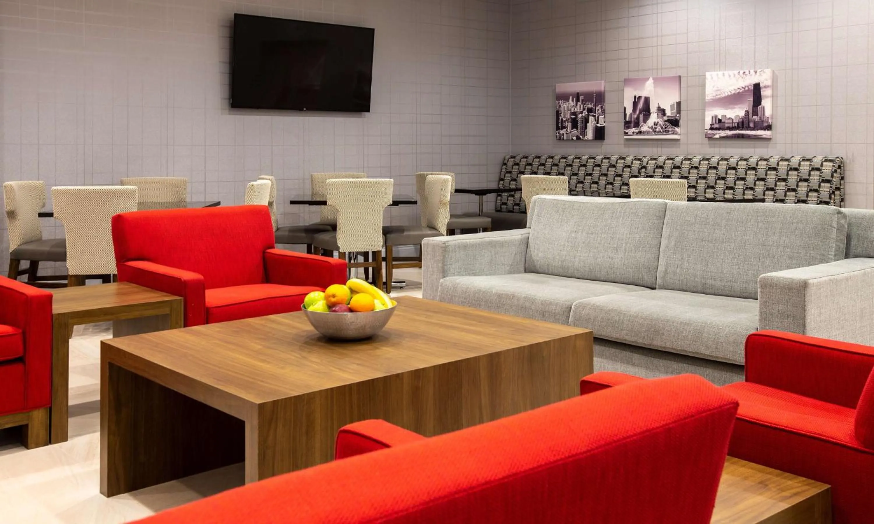 Property building in Hilton Chicago/Northbrook