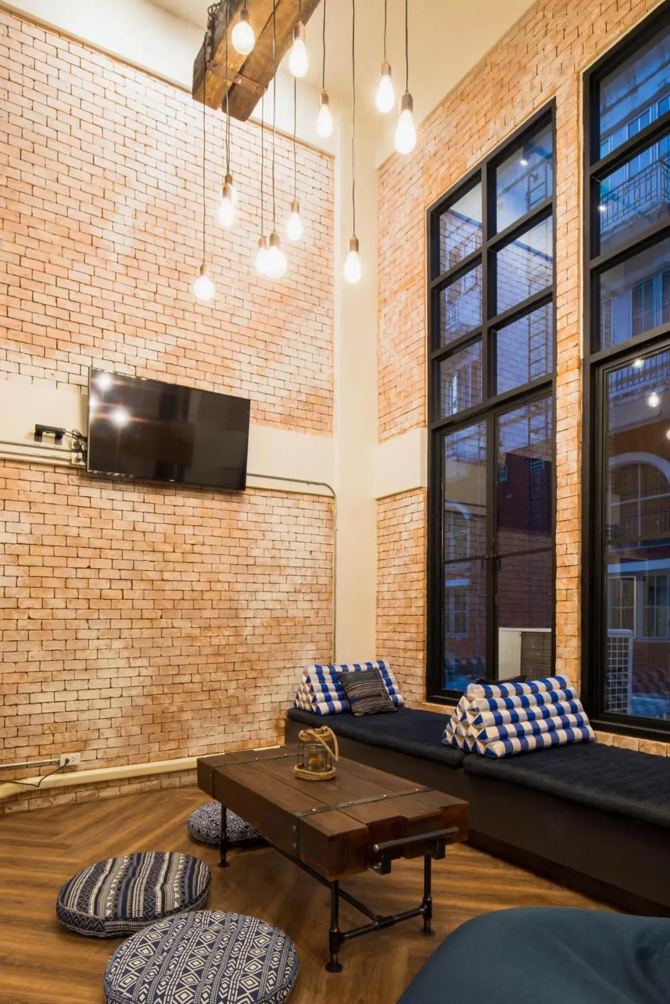 Communal lounge/ TV room in Natee Hostel Communal lounge/ TV room in Natee Hostel