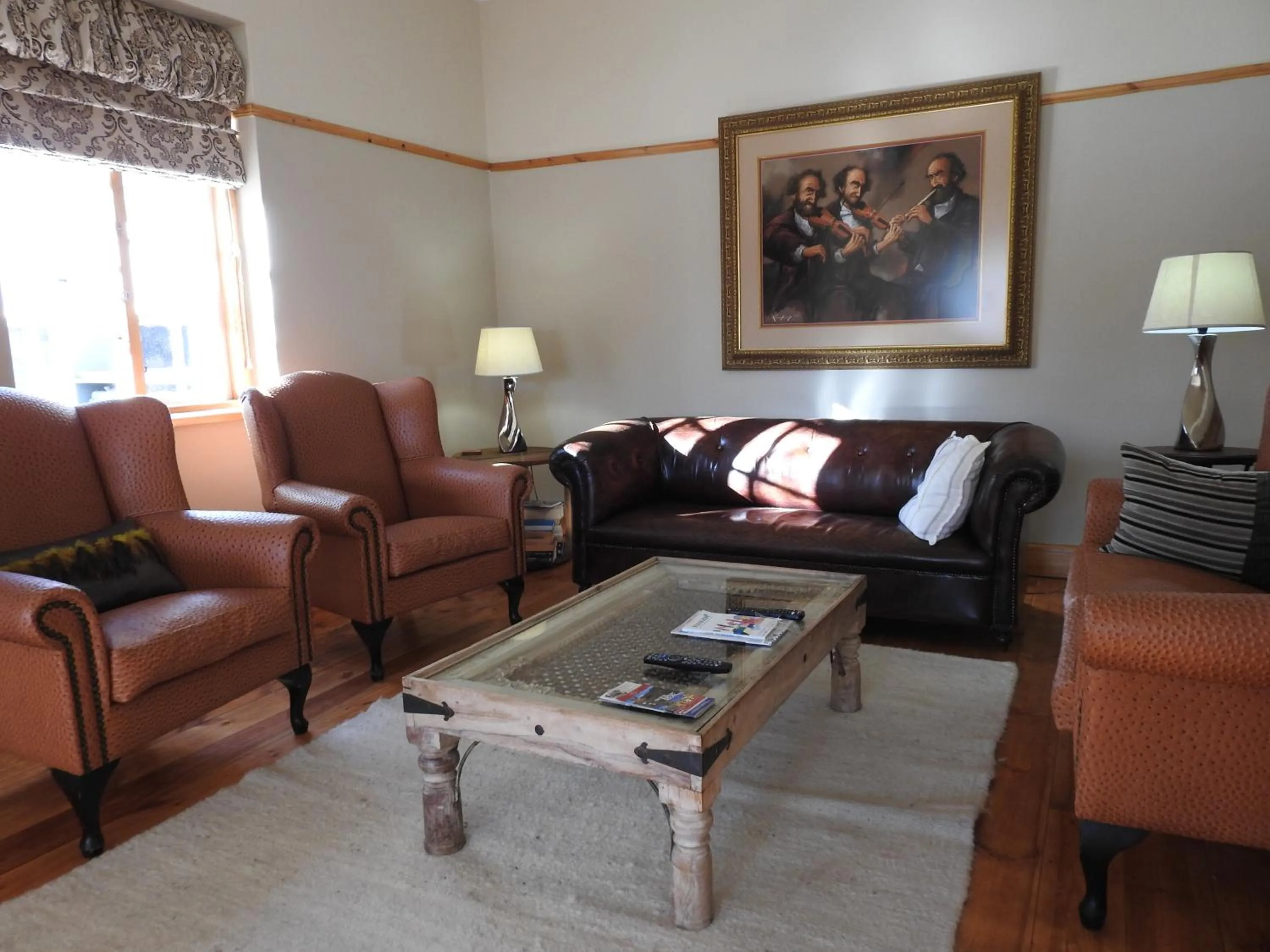 Communal lounge/ TV room in The Featherbed - Oudtshoorn