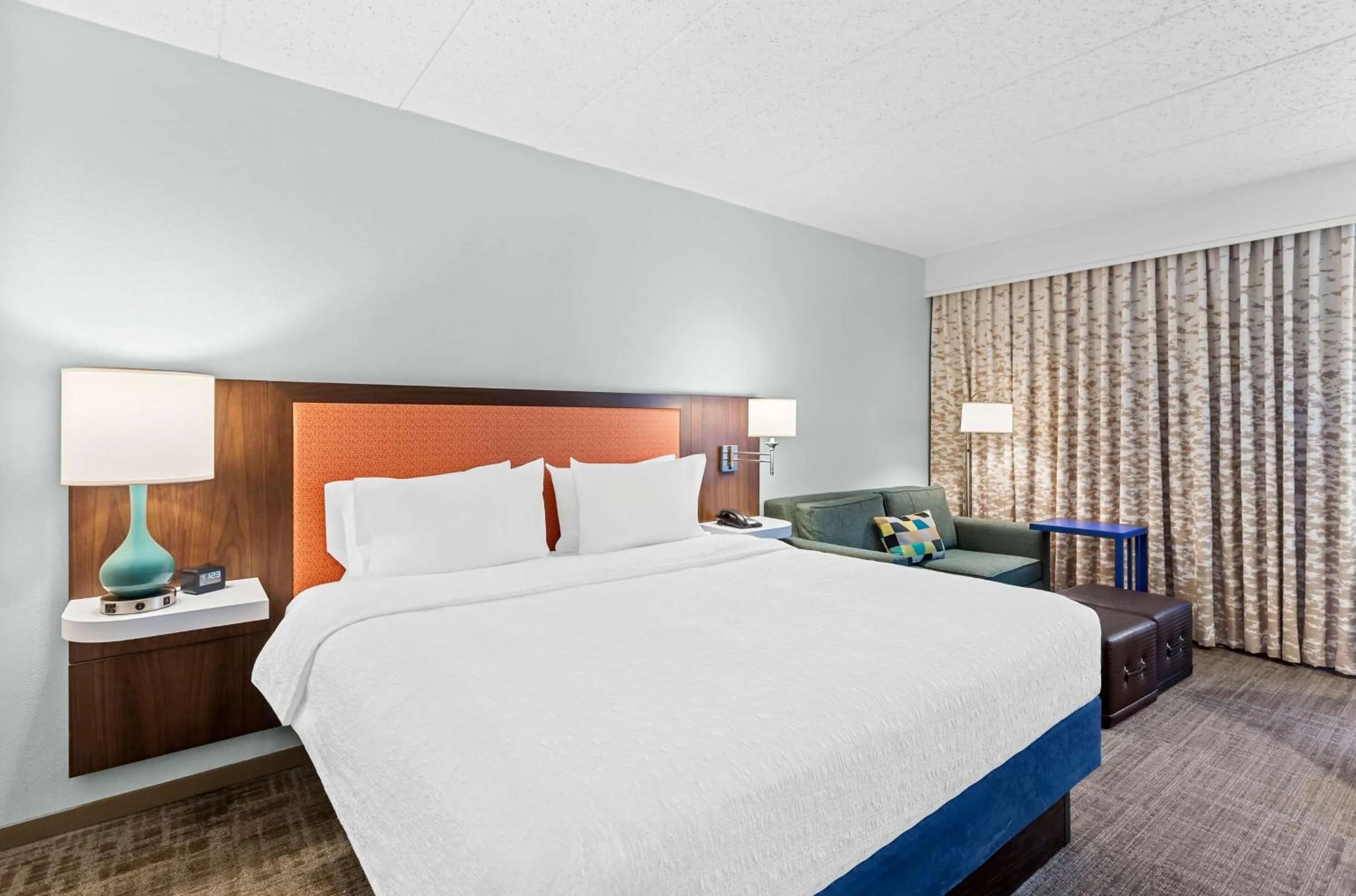 Bed in Hampton Inn Chicago-Naperville