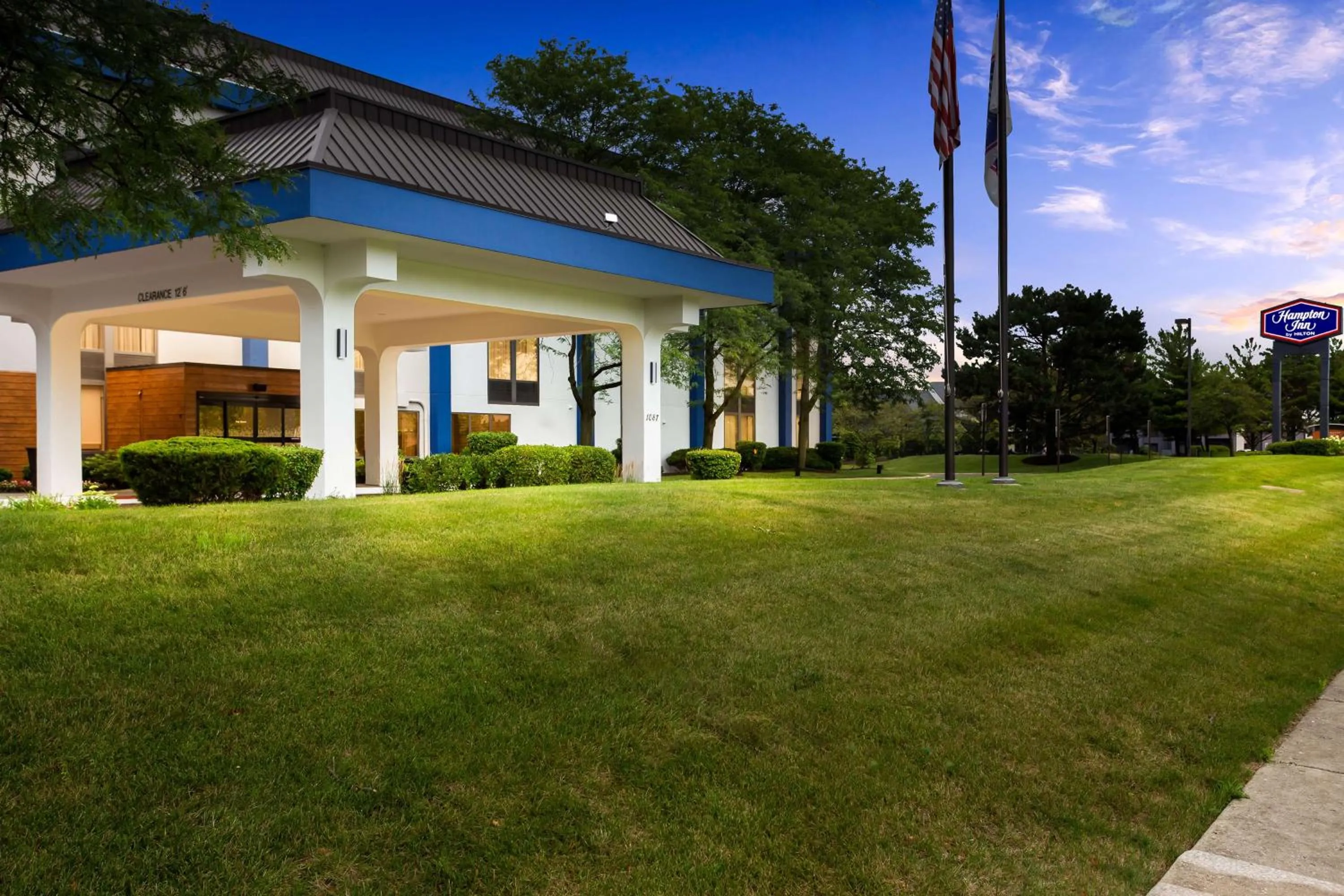Property building in Hampton Inn Chicago-Naperville