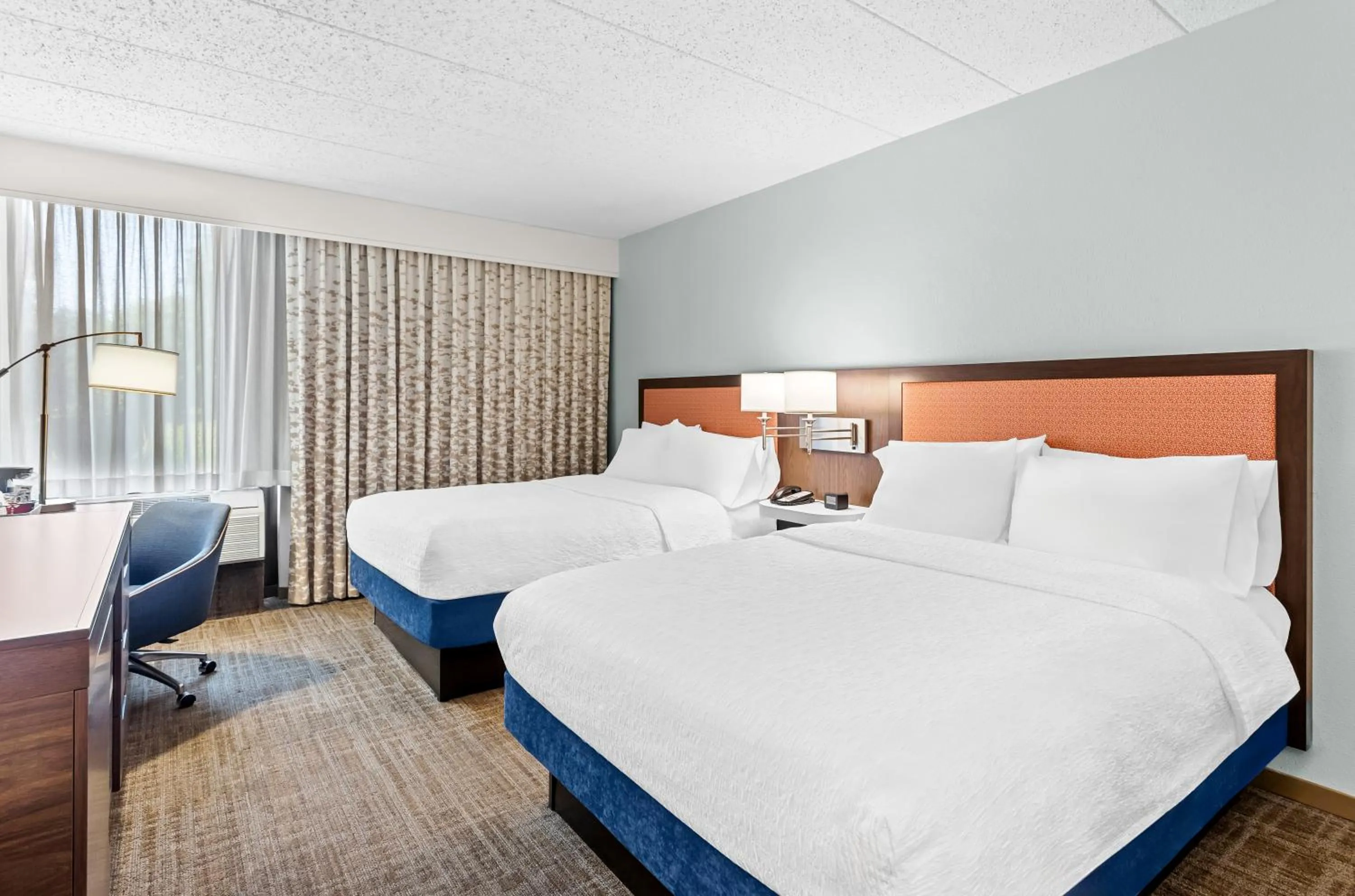 Bedroom, Bed in Hampton Inn Chicago-Naperville