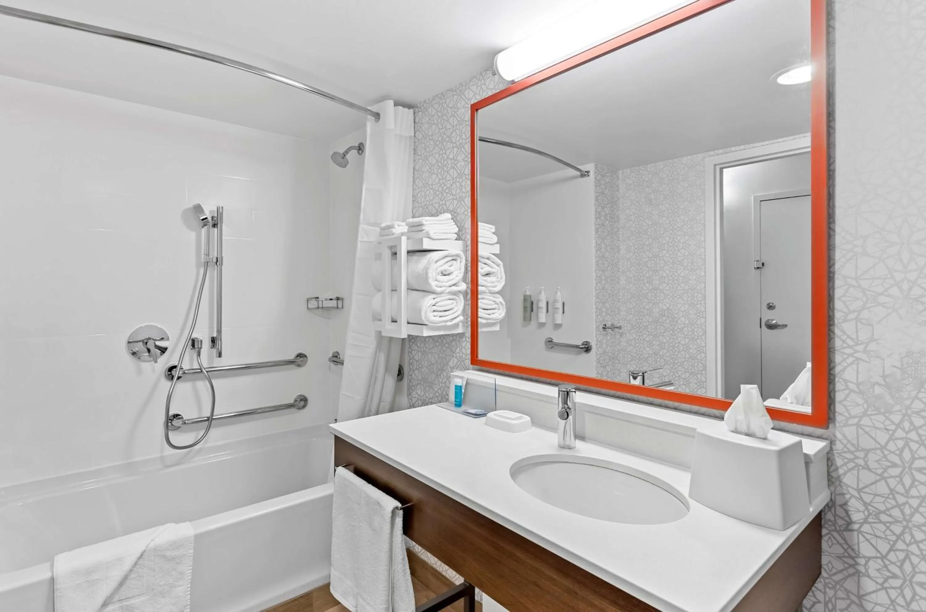 Bathroom in Hampton Inn Chicago-Naperville