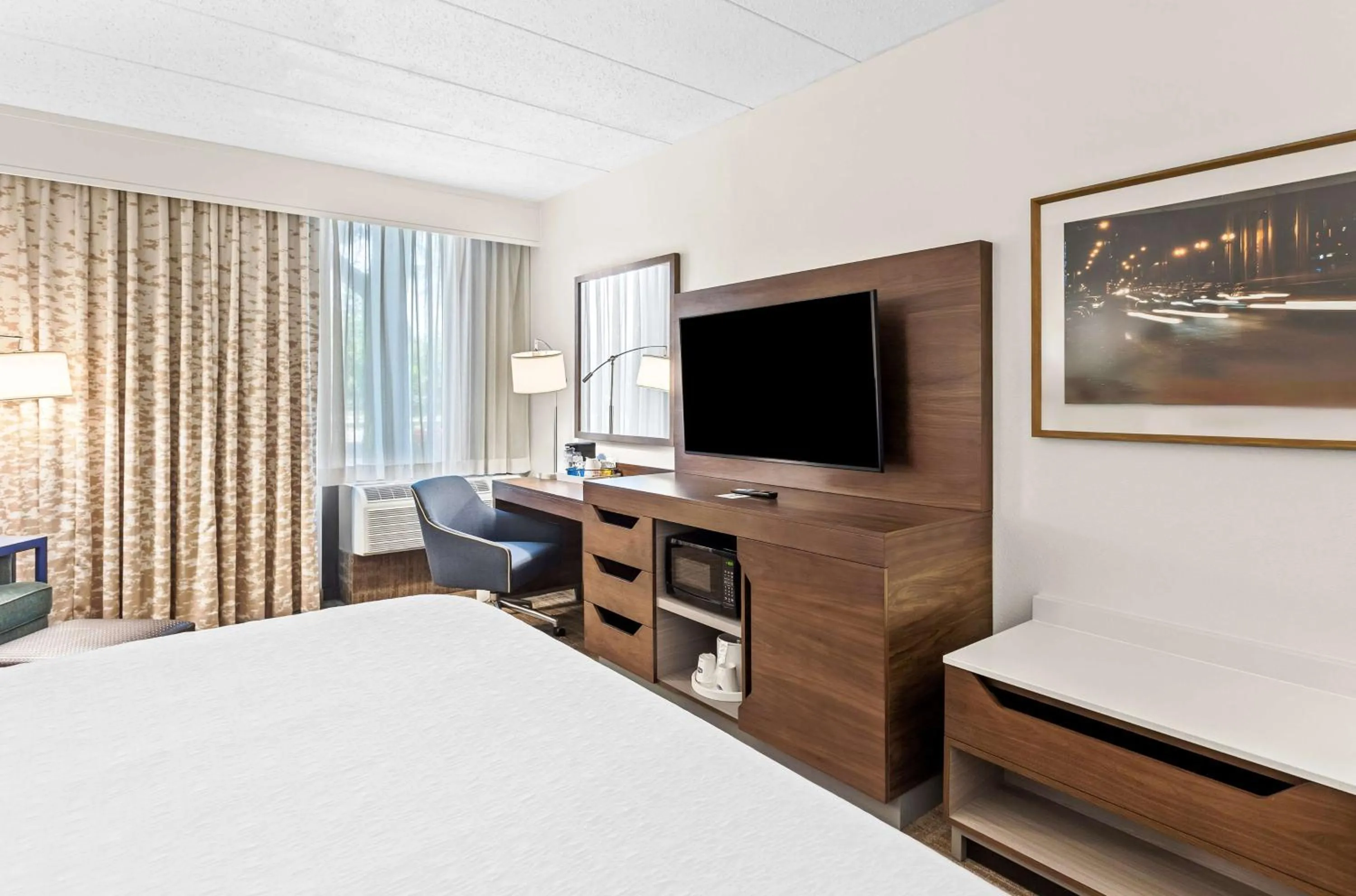 Bedroom, Bed in Hampton Inn Chicago-Naperville