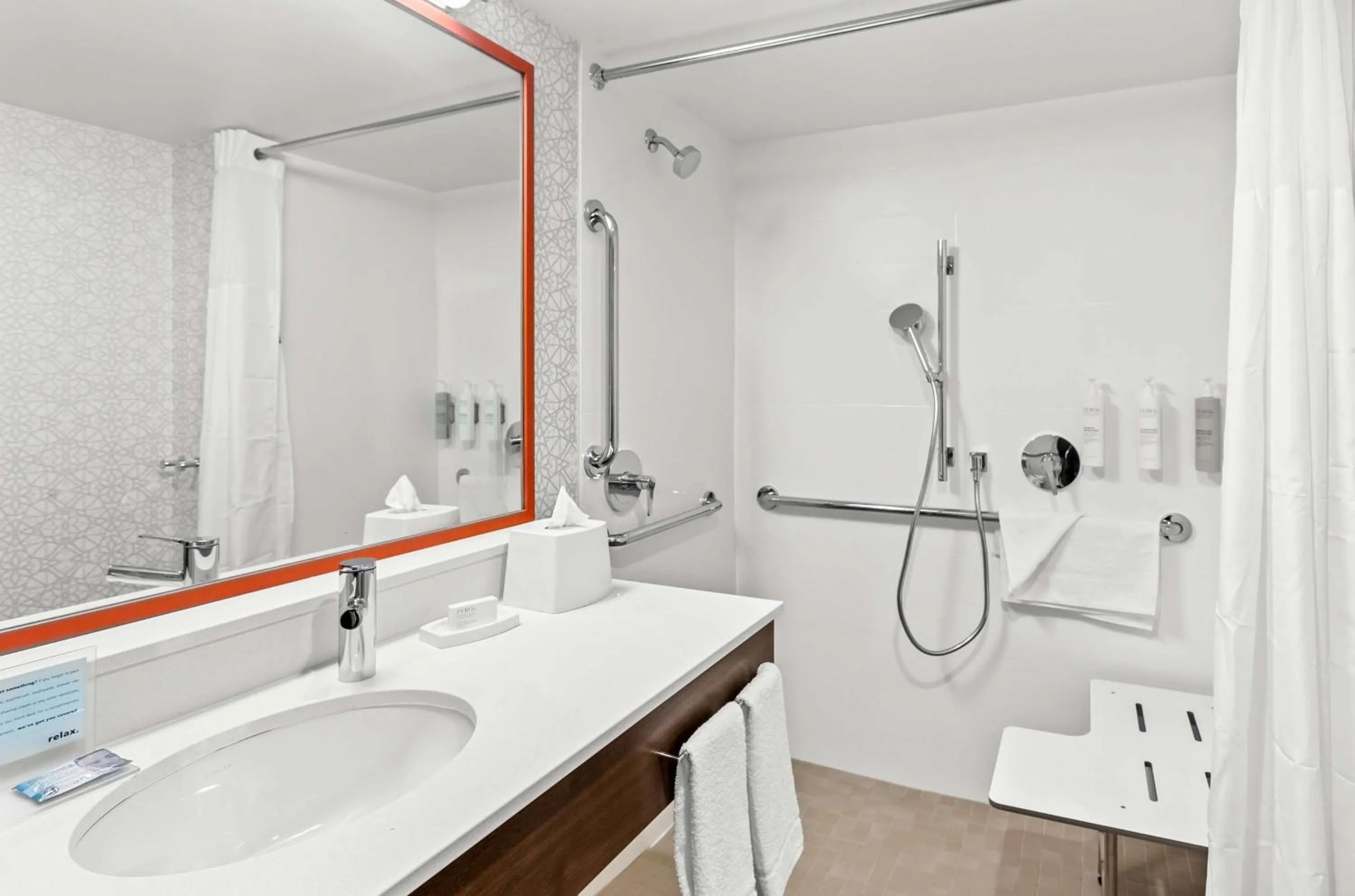 Bathroom in Hampton Inn Chicago-Naperville