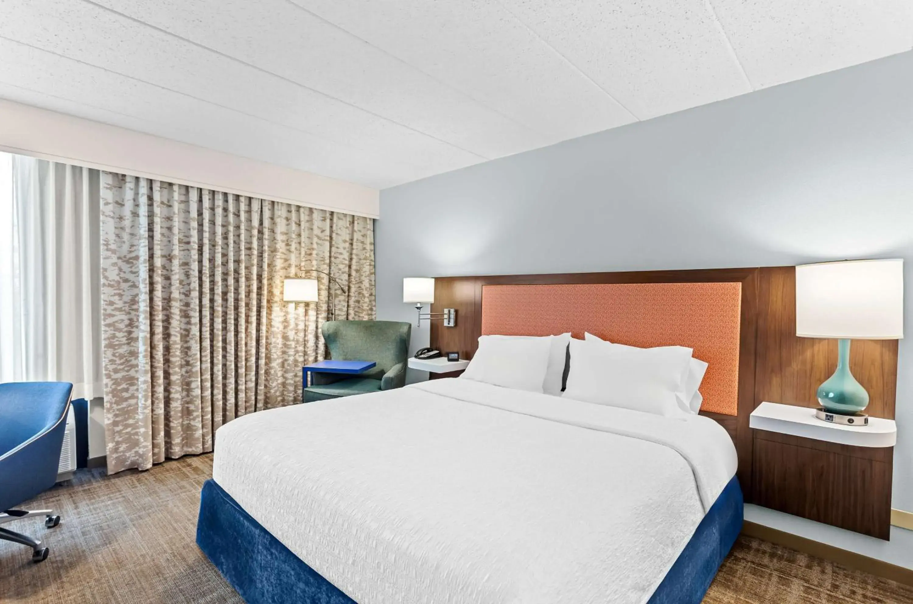 Bed in Hampton Inn Chicago-Naperville Bed in Hampton Inn Chicago-Naperville