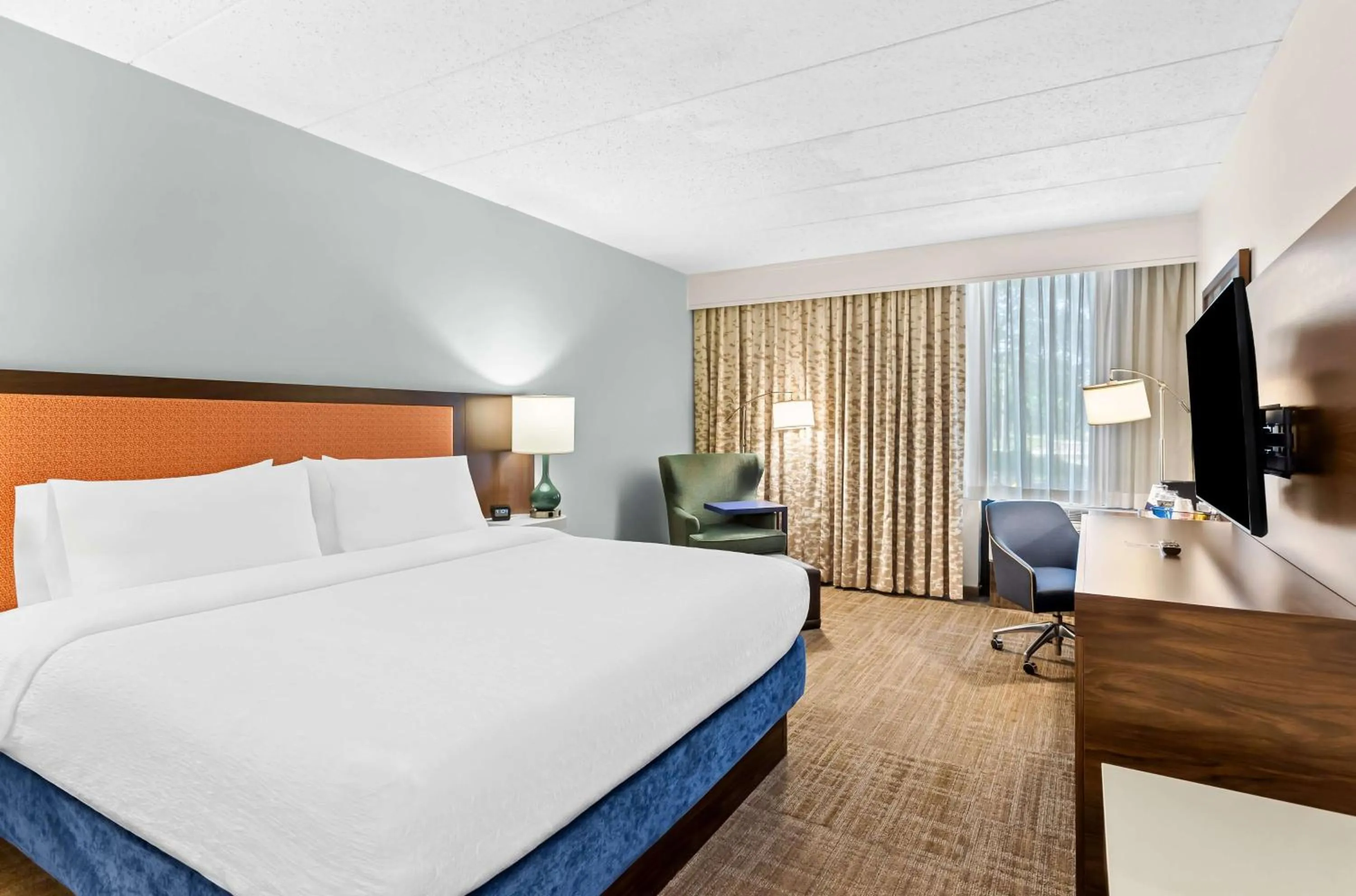 Bed in Hampton Inn Chicago-Naperville