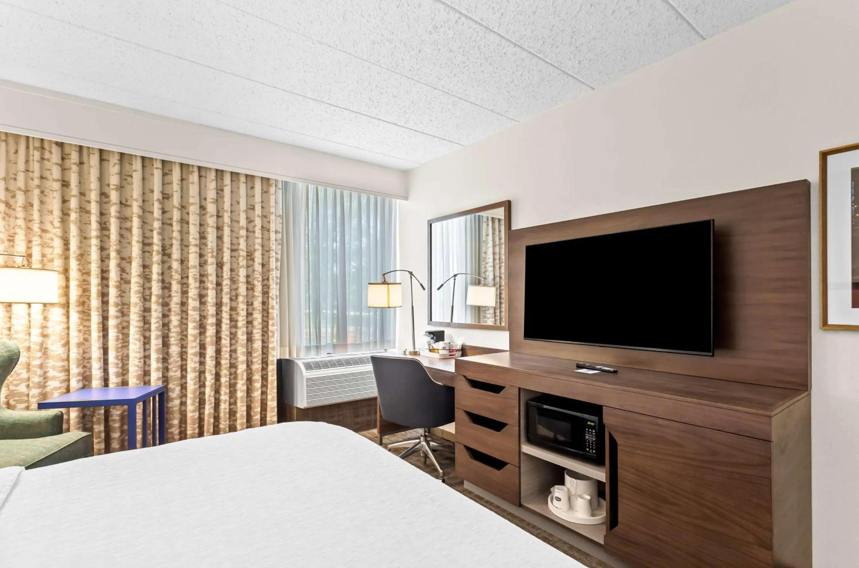 Bedroom, Bed in Hampton Inn Chicago-Naperville