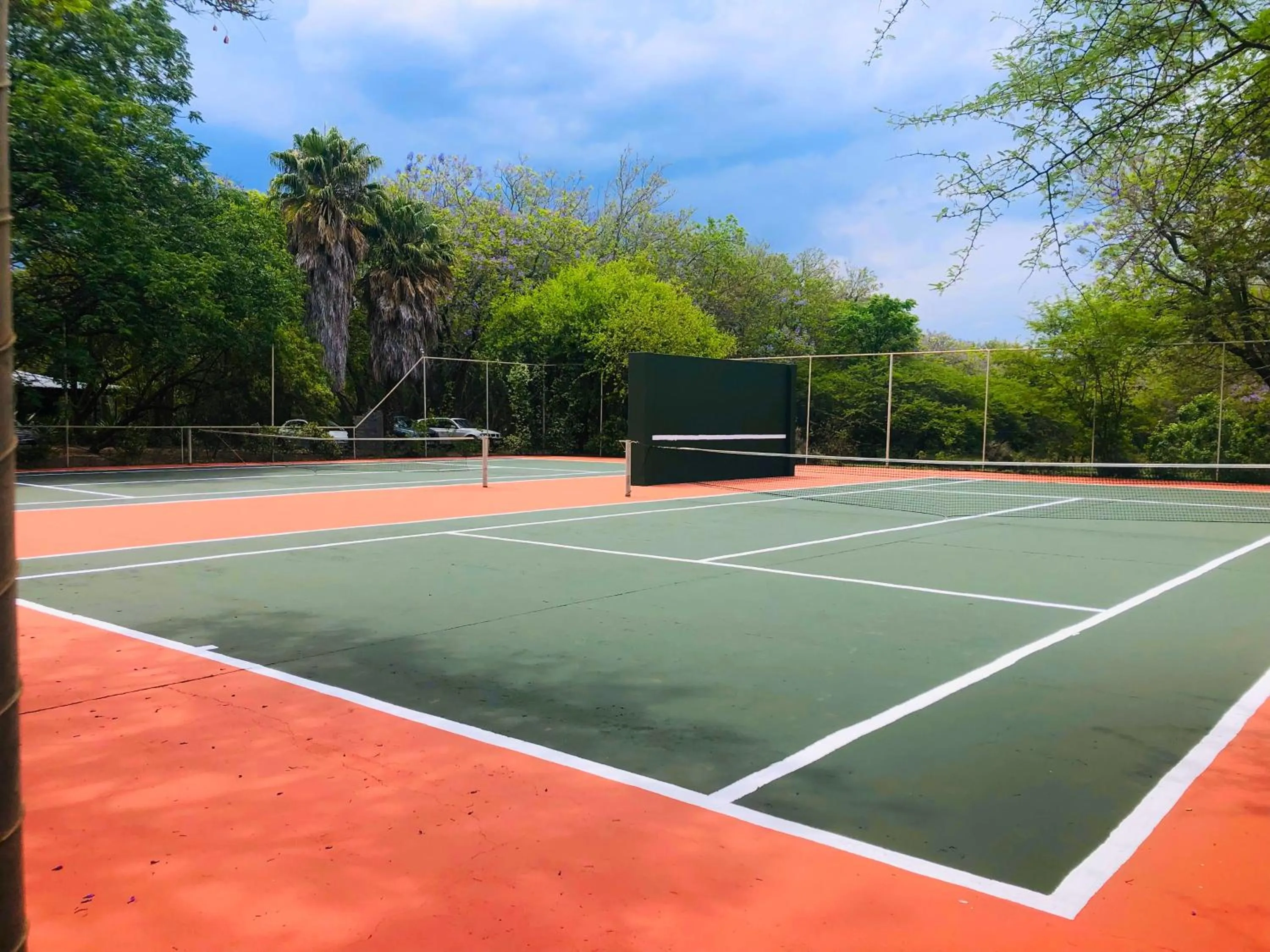 Tennis court in Shangri-La Country Hotel & Spa