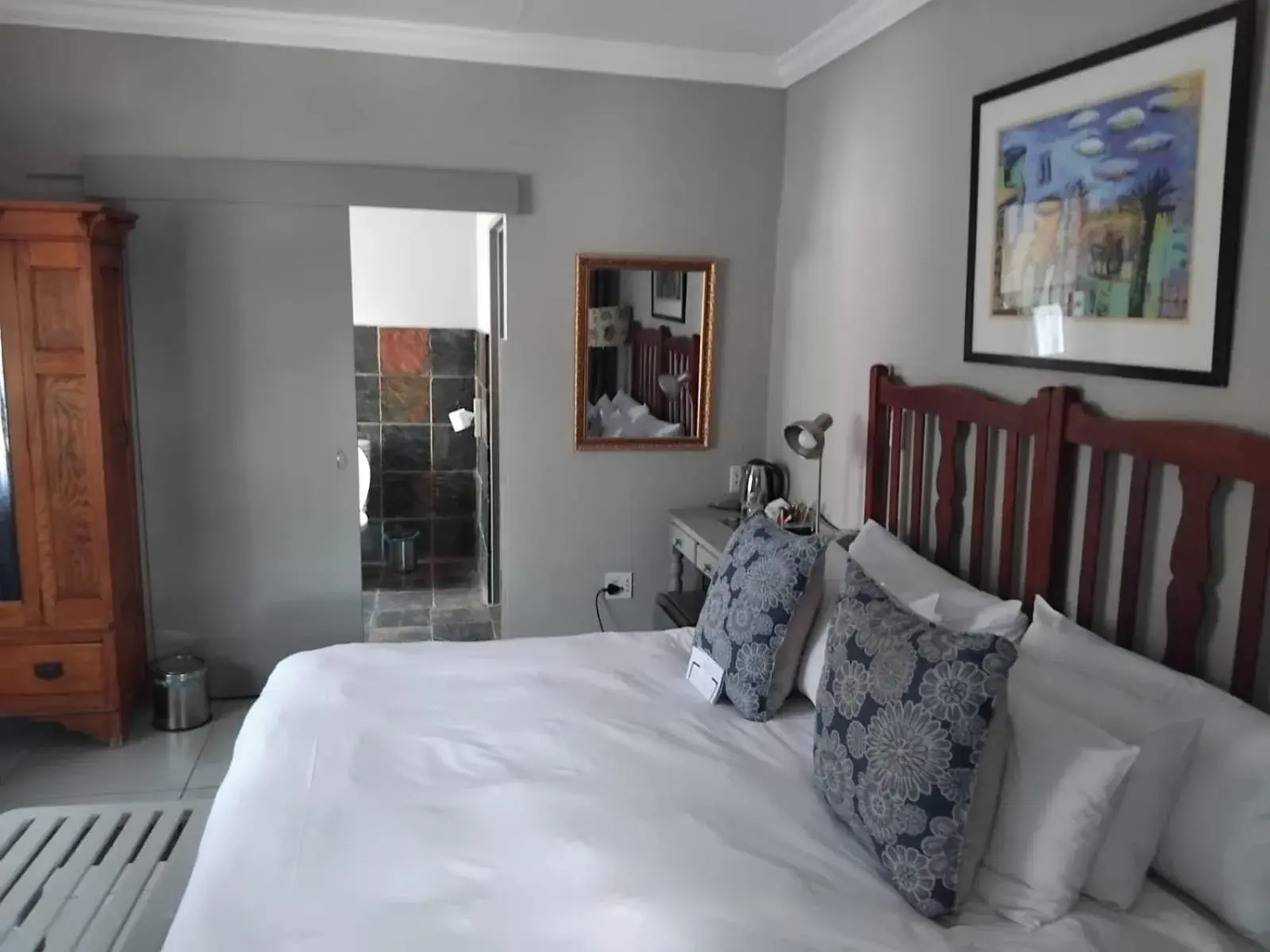 Family Suite with Balcony in Shangri-La Country Hotel & Spa Family Suite with Balcony in Shangri-La Country Hotel & Spa