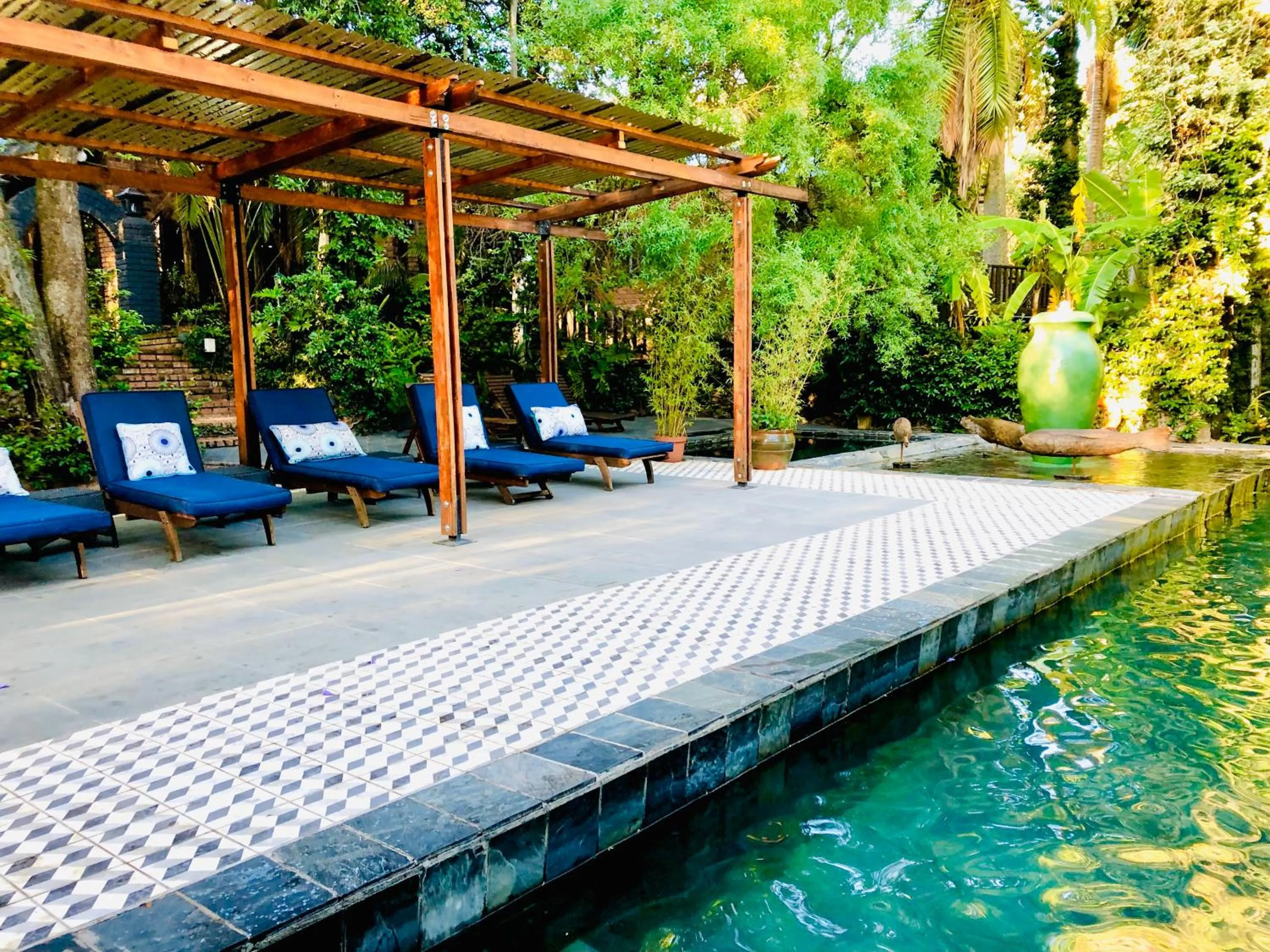 Swimming pool in Shangri-La Country Hotel & Spa