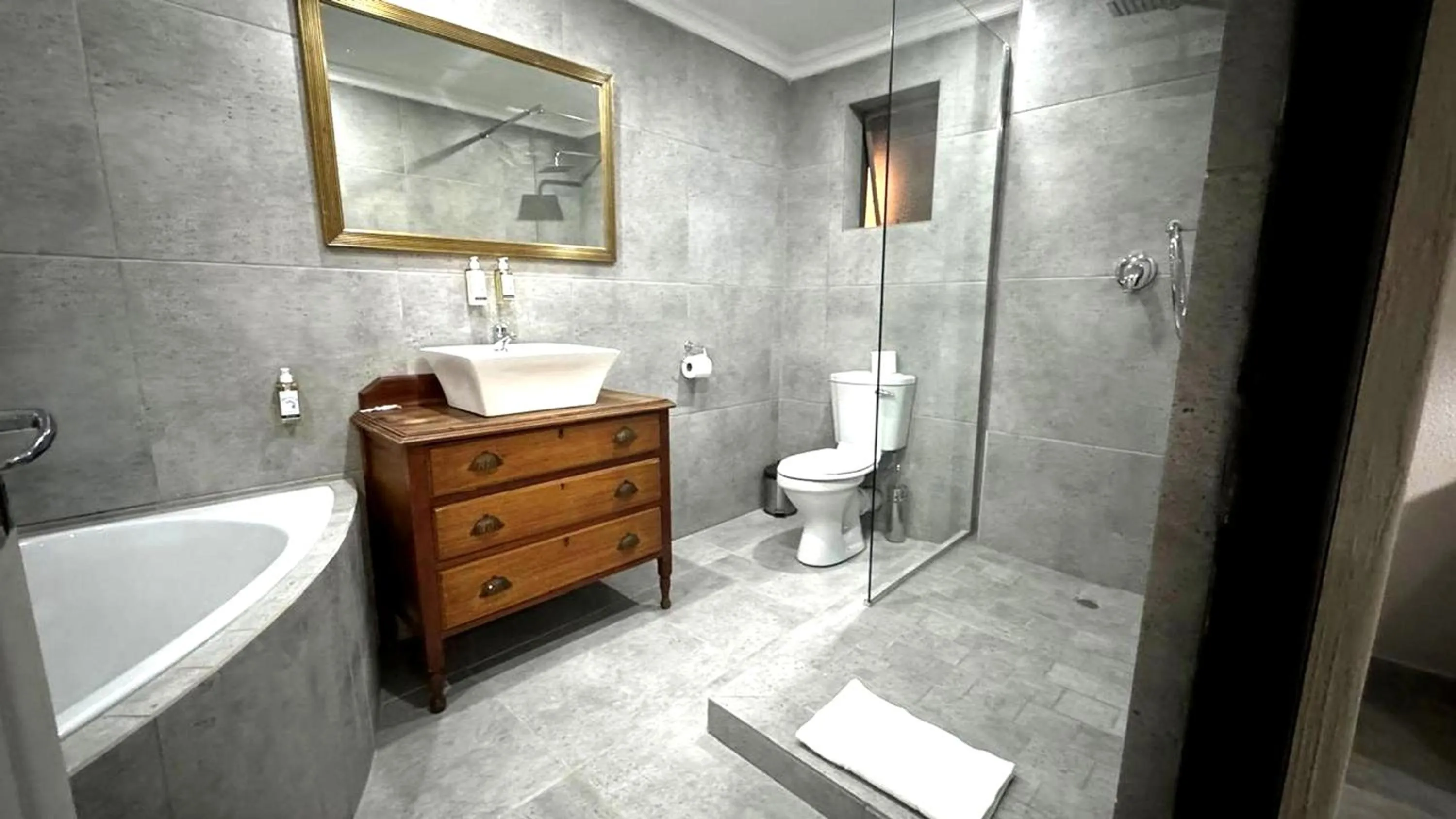 Shower in Shangri-La Country Hotel & Spa