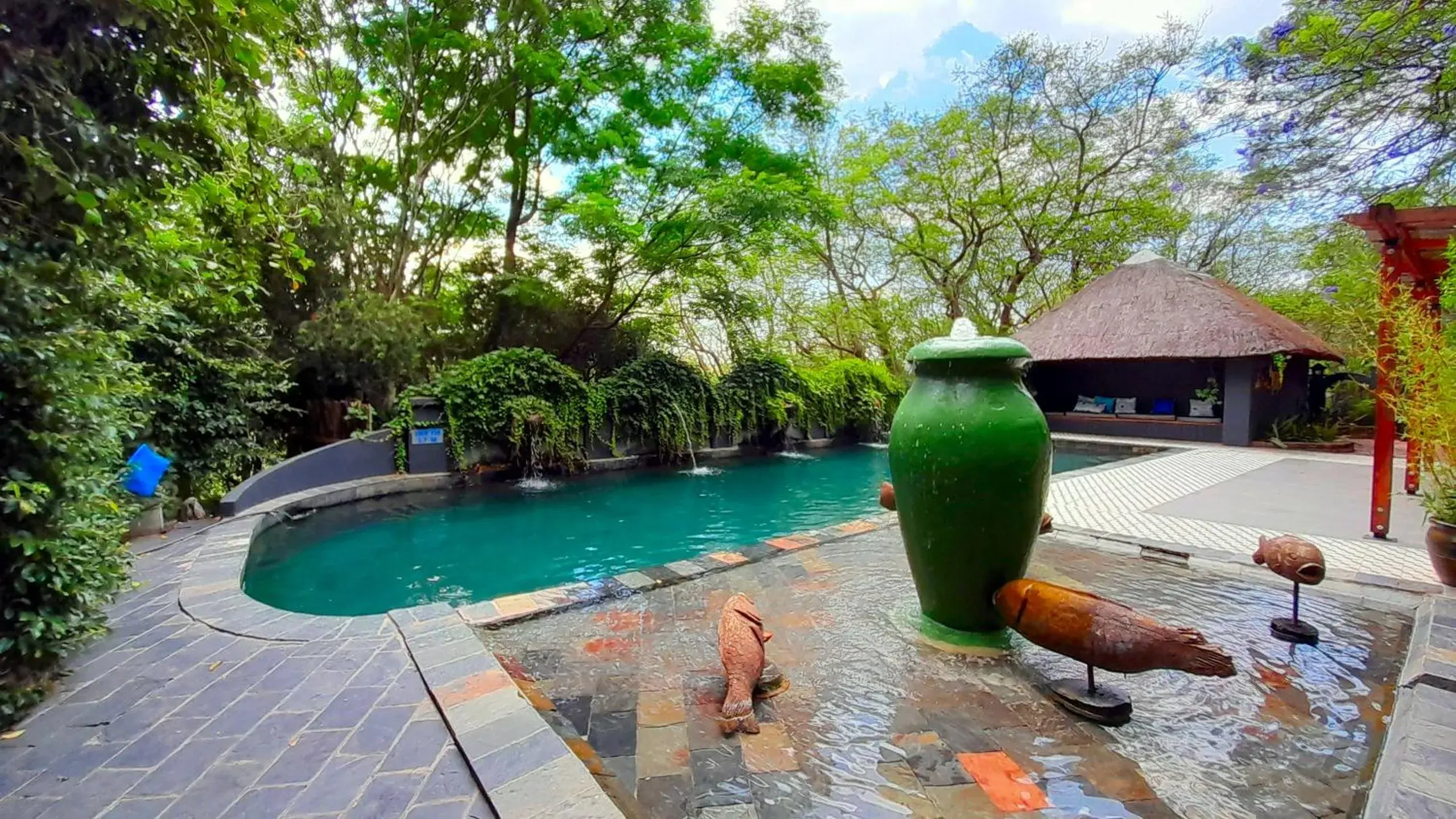 Swimming pool in Shangri-La Country Hotel & Spa Swimming pool in Shangri-La Country Hotel & Spa