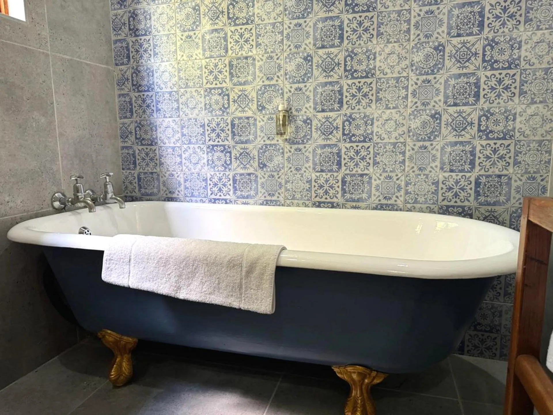 Bathroom in Shangri-La Country Hotel & Spa