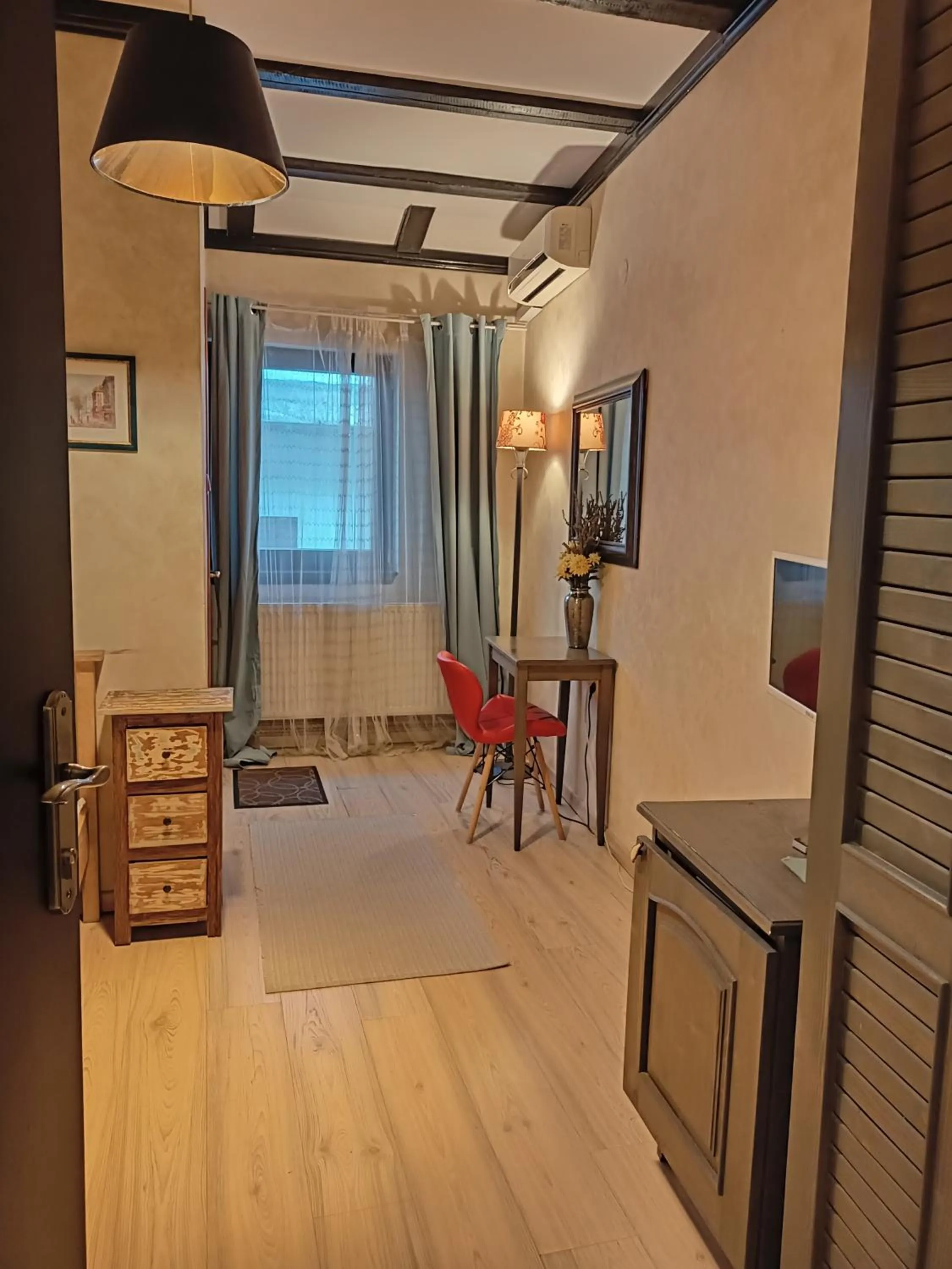 Photo of the whole room in Avalon Rooms