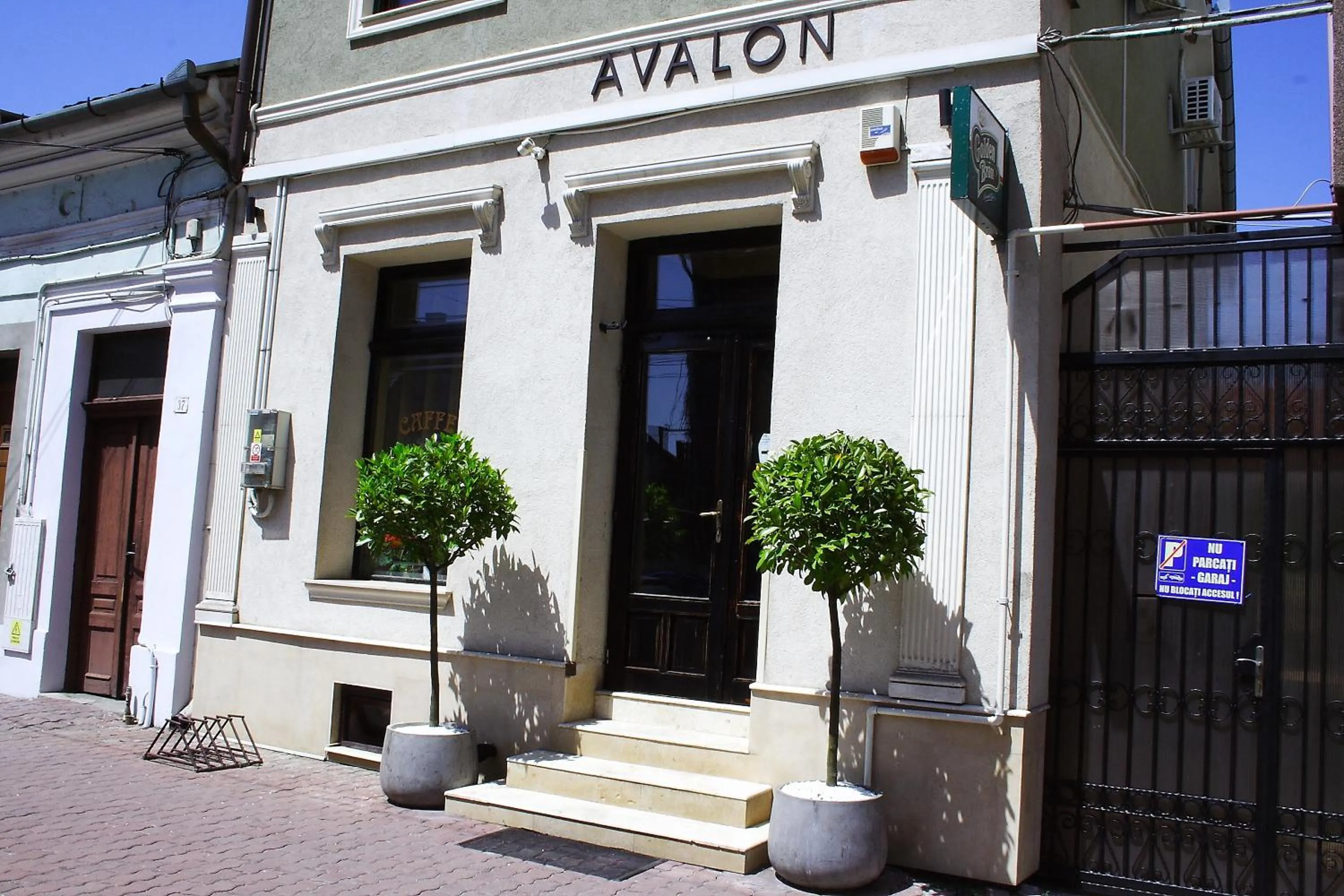 Facade/entrance in Avalon Rooms