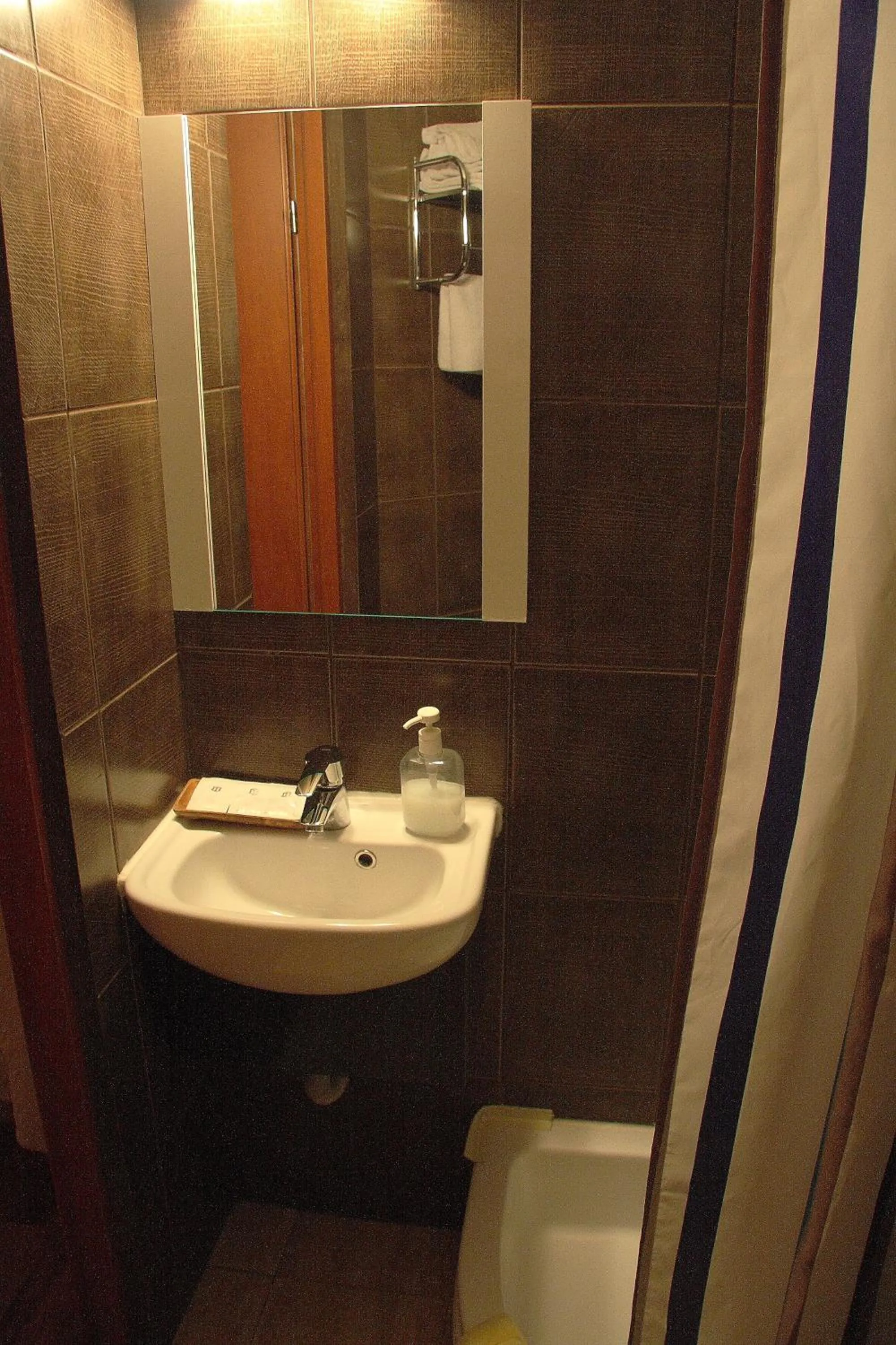 Bathroom in Avalon Rooms